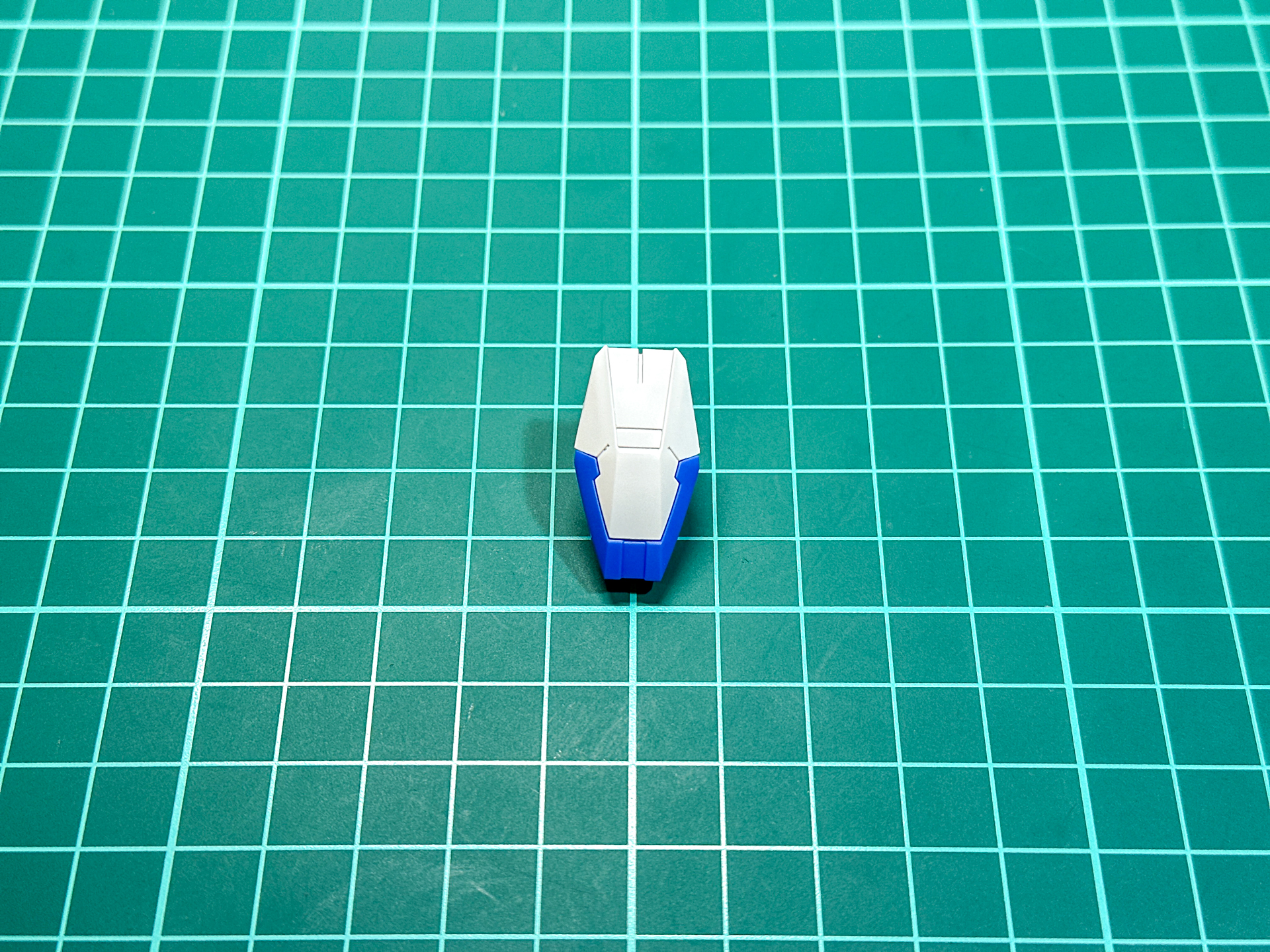 組み立てが完了したシールド中央中段に配置されるガンビット。形態によって接続軸位置が変更します。