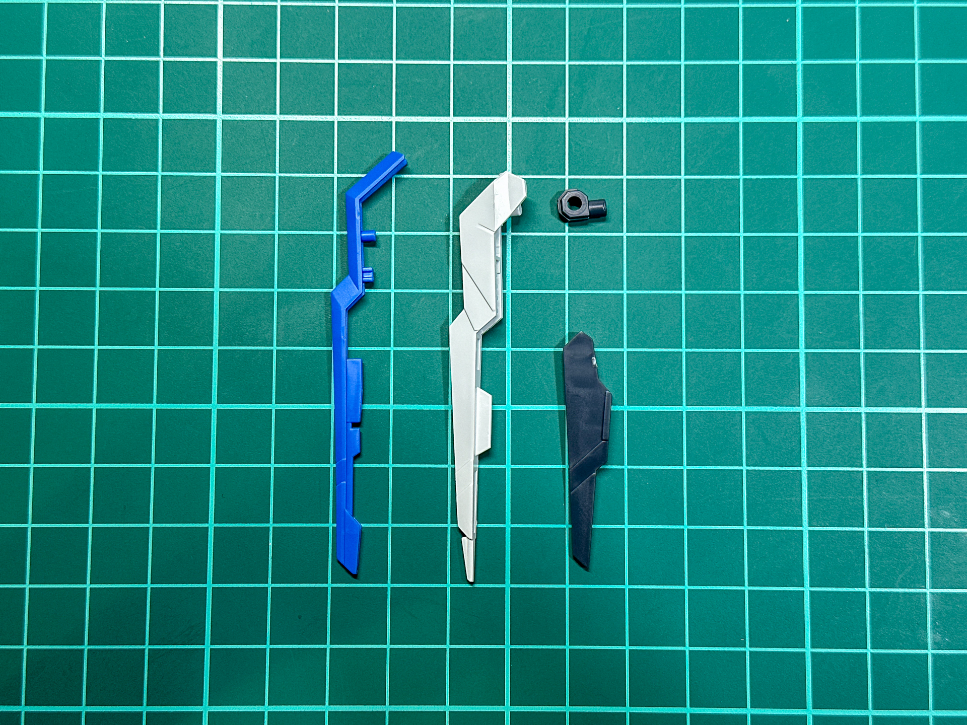 パーツ状態でのシールド左右下段に配置されるガンビット。グレーのガンビットは単体でガンビットとして運用できます。