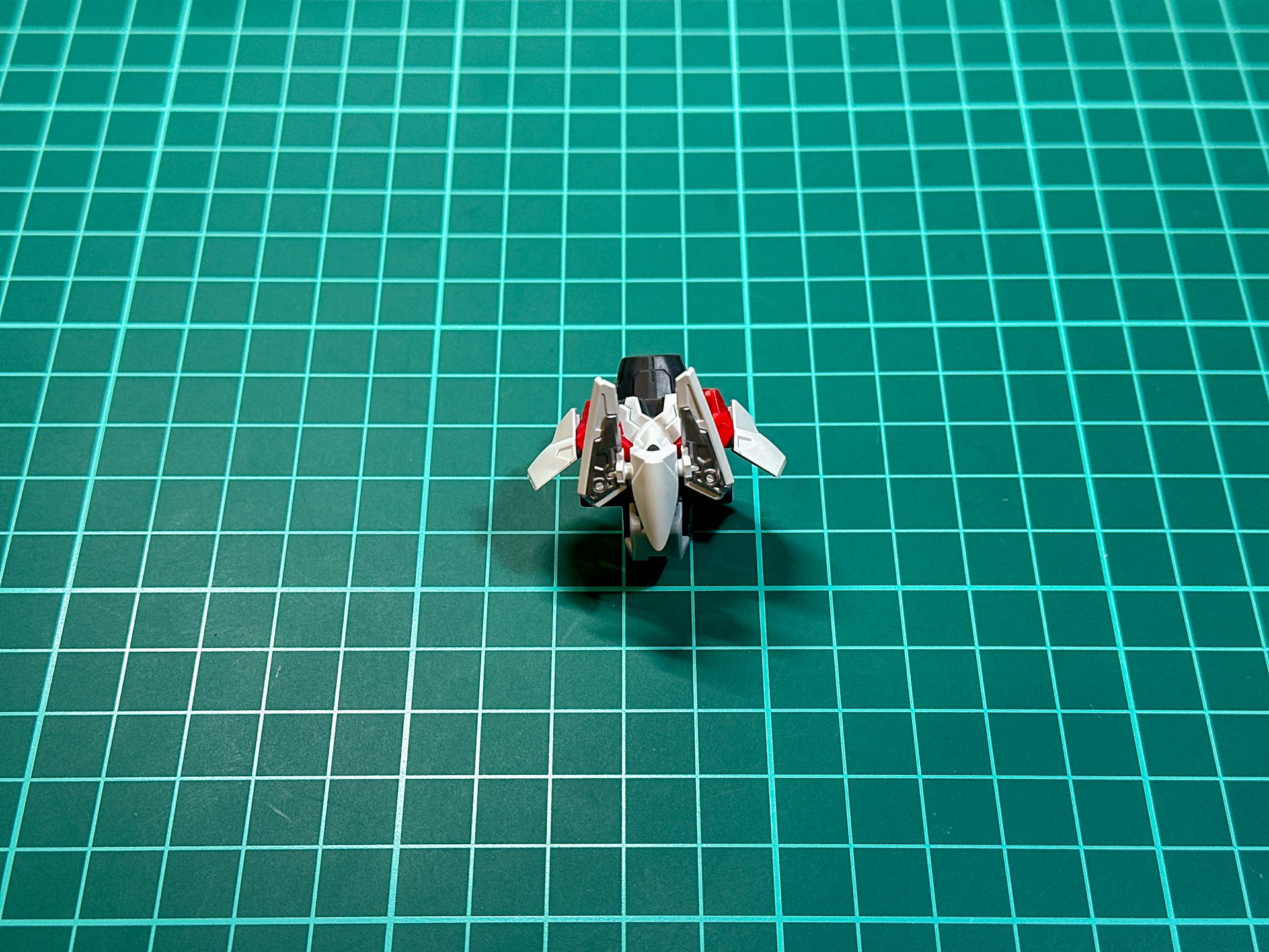 フロントアーマーの裏面はシルバーの内部フレームパーツが採用され、ポージングした際のアクセントカラーになります。