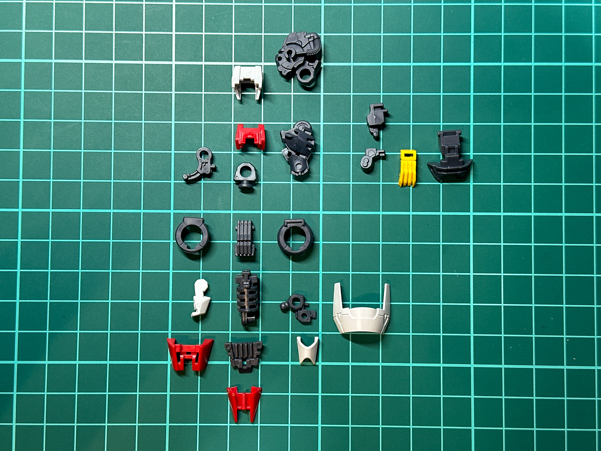 組み立て前の脚部共通工程パーツ。脚部の共通工程パーツは足部および脛部の内部フレーム、大腿部の一部です。