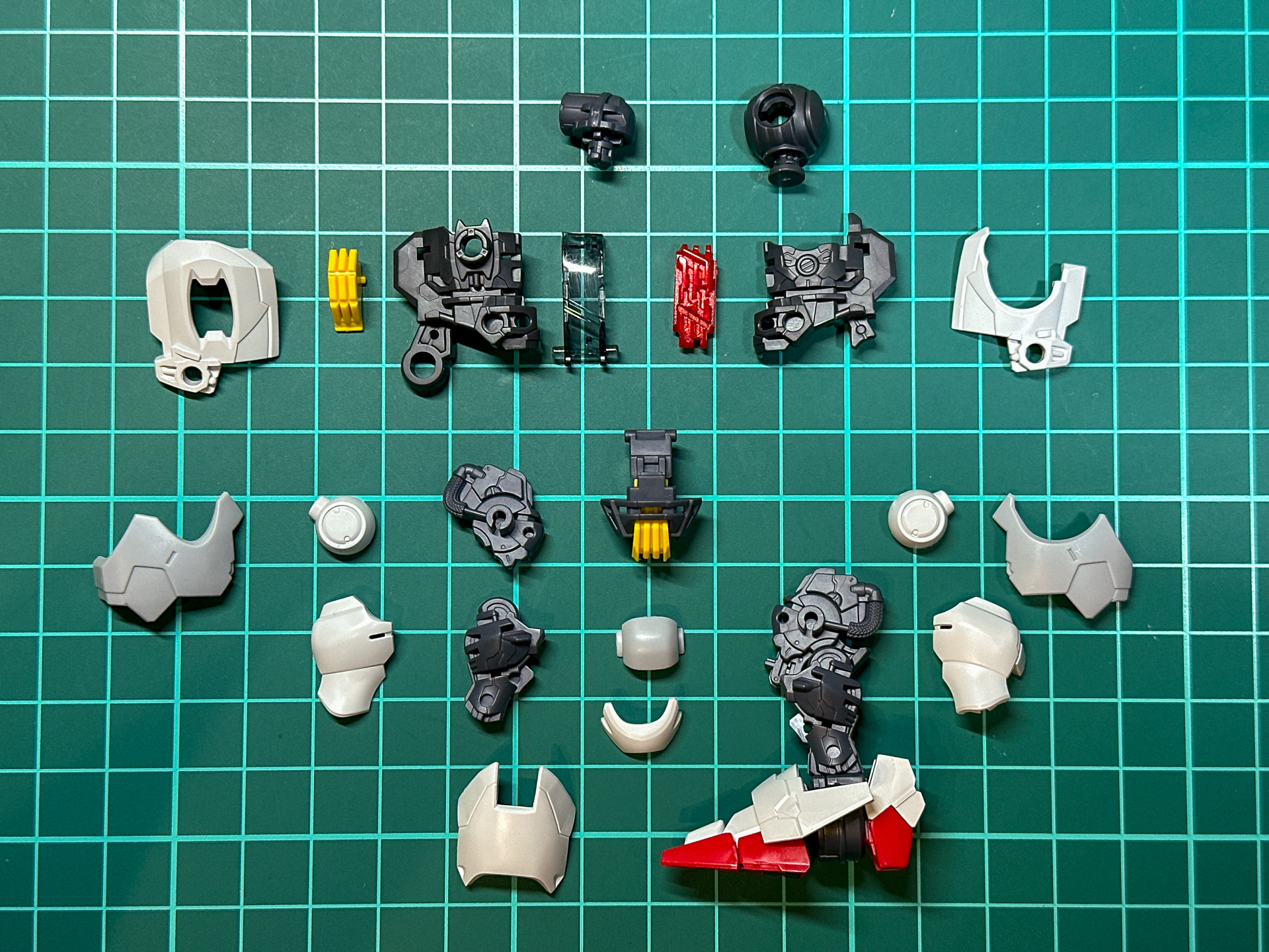 パーツ状態での脚部。共通工程後の脚部の組み立てはフレームパーツを組み立てつつ、外装パーツを取り付けることで完成させます。