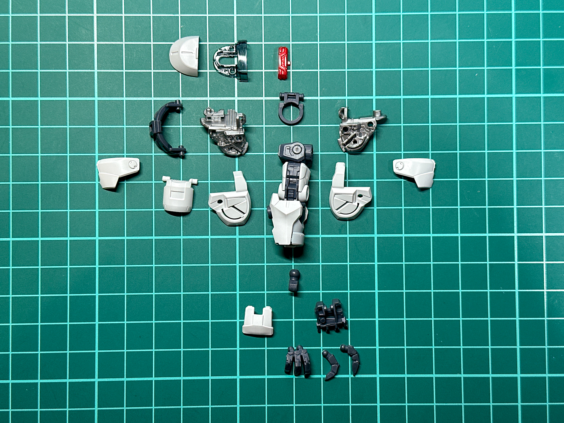 組み立て前の腕部パーツ。ハンドパーツは各指が可動します。