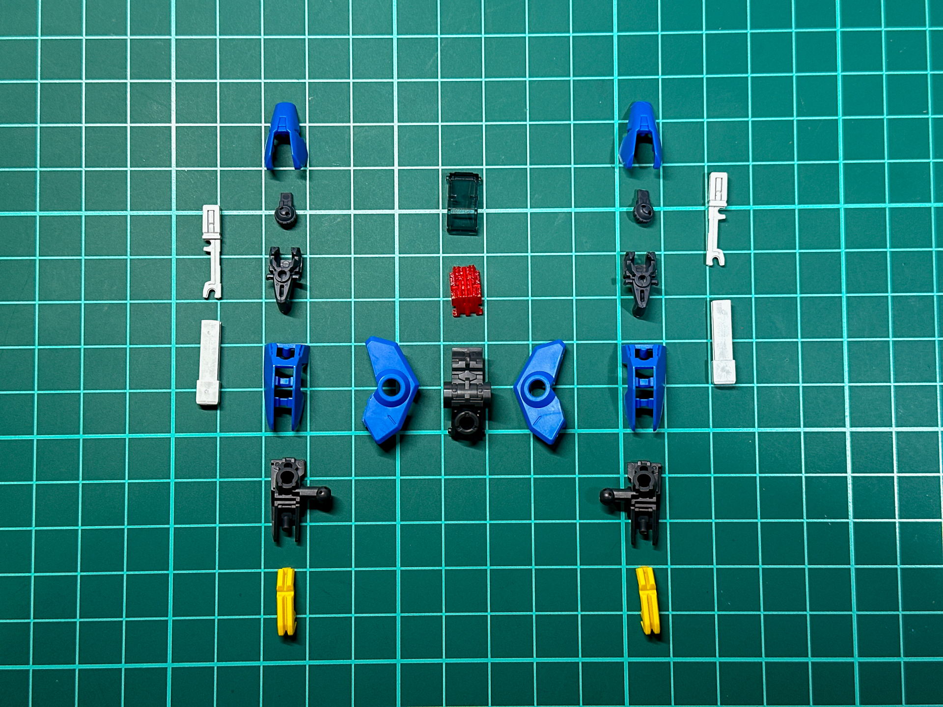 組み立て前のバックパック。本機のビームサーベルは2パーツ構成です。