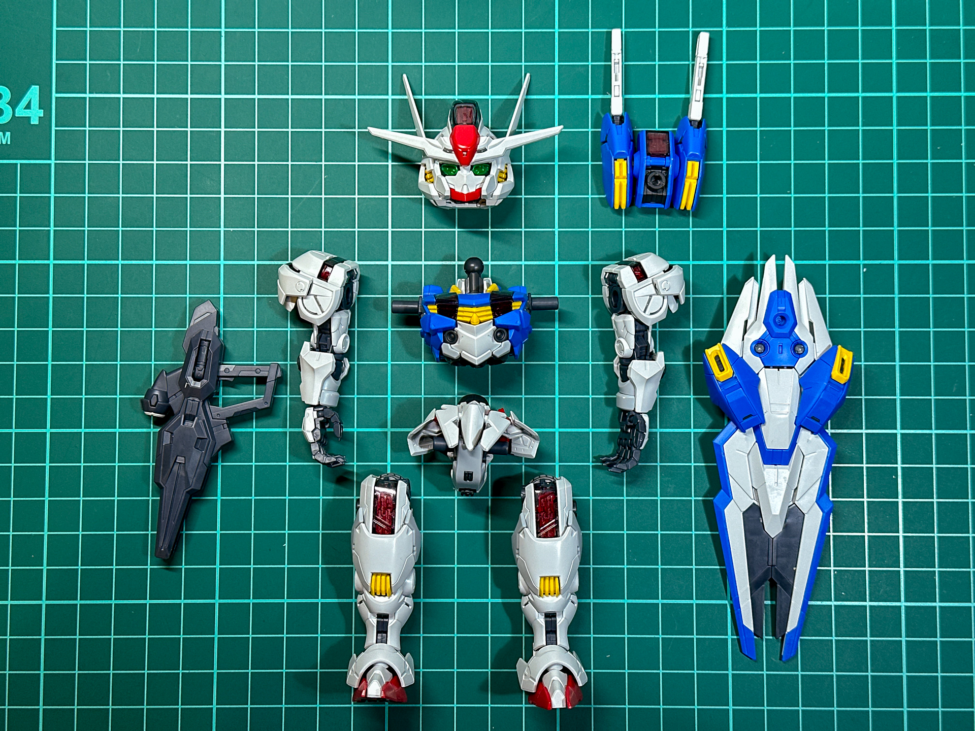 一体化前の各部パーツ。頭部と腰部はボールジョイント、その他は軸接続です。