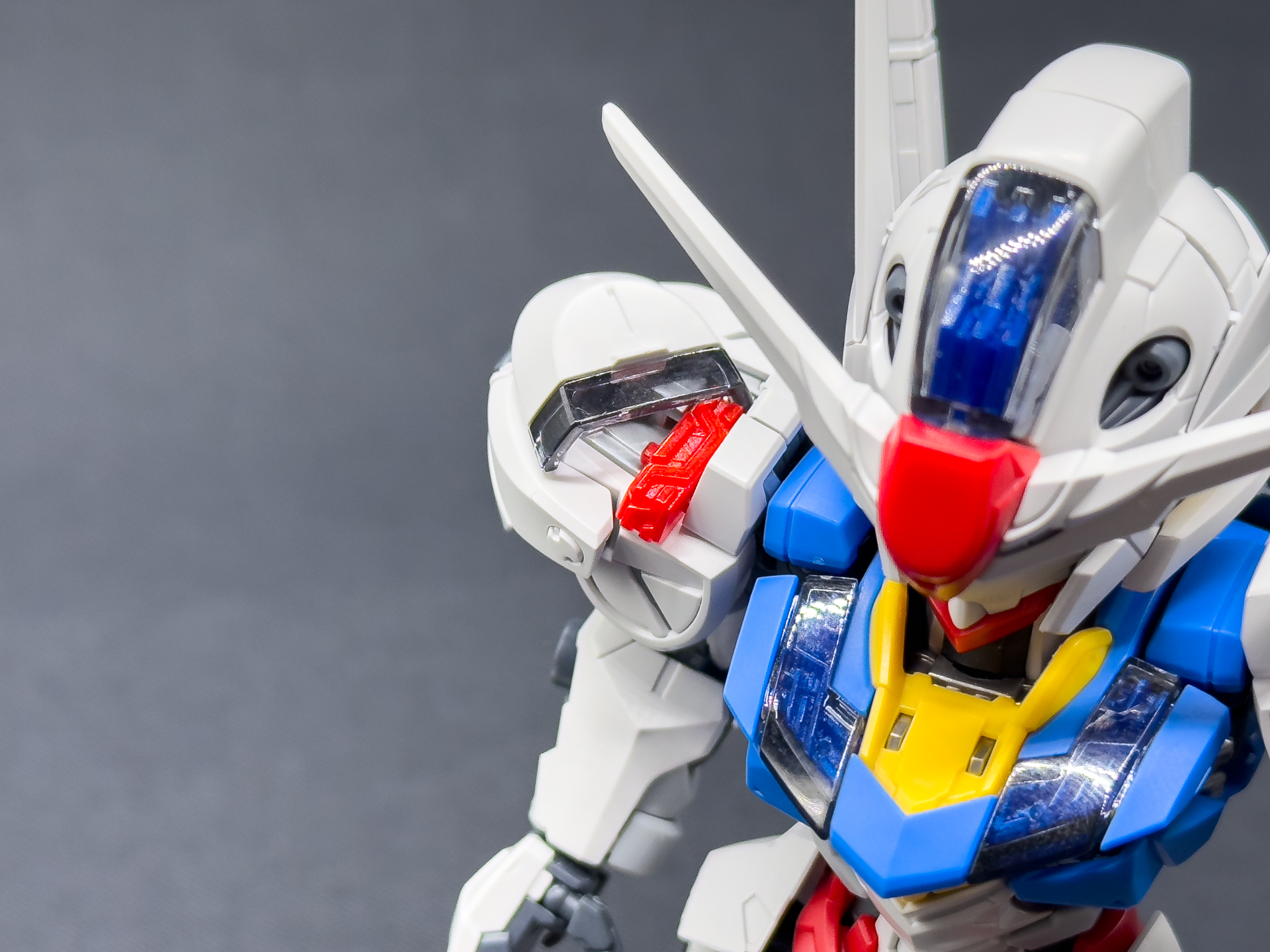 肩部シェルユニットは肩アーマーをスライド、回転させ、取り出します。