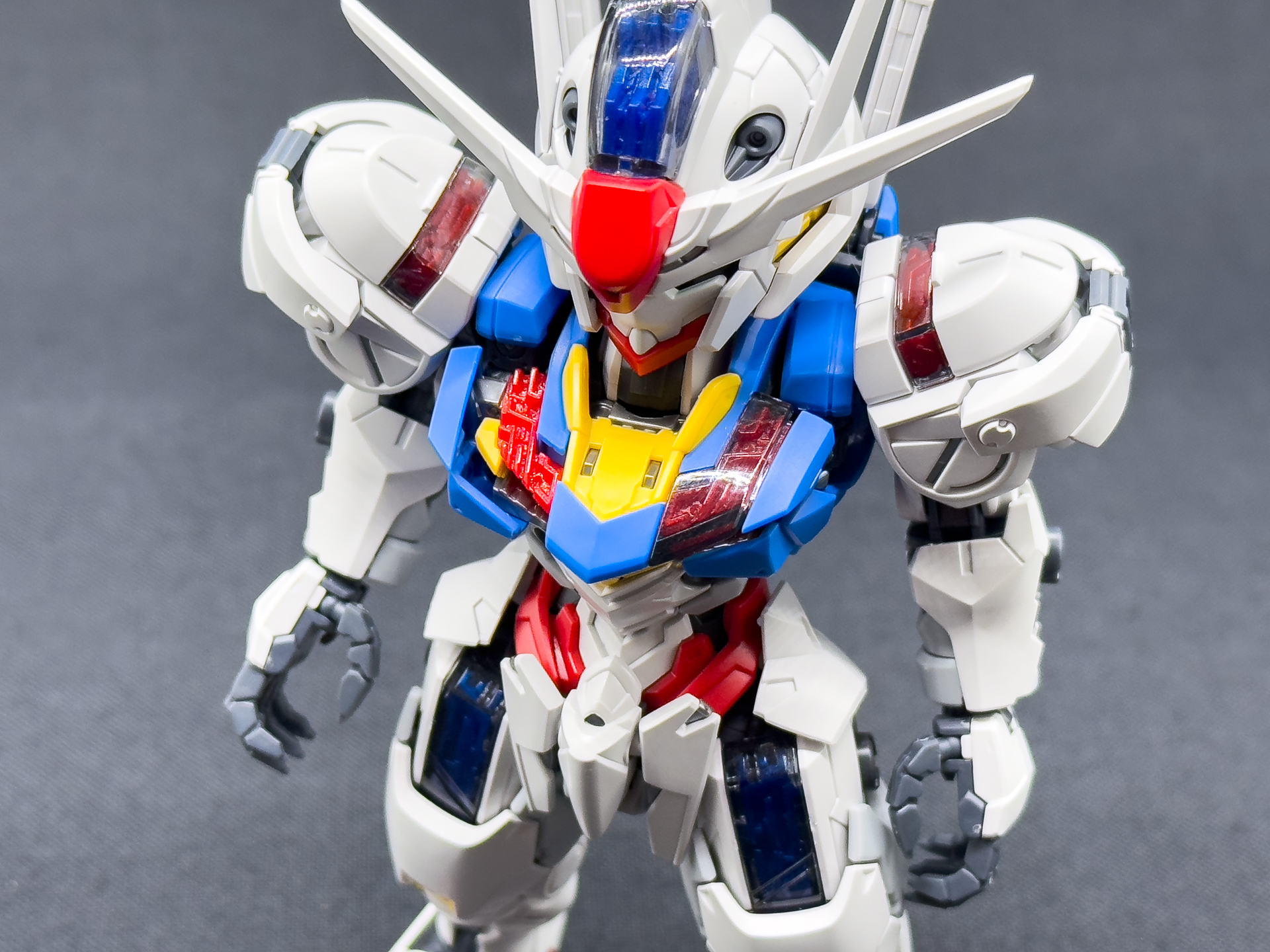 胸部シェルユニットは左右胸部装甲を展開し、交換を行ないます。
