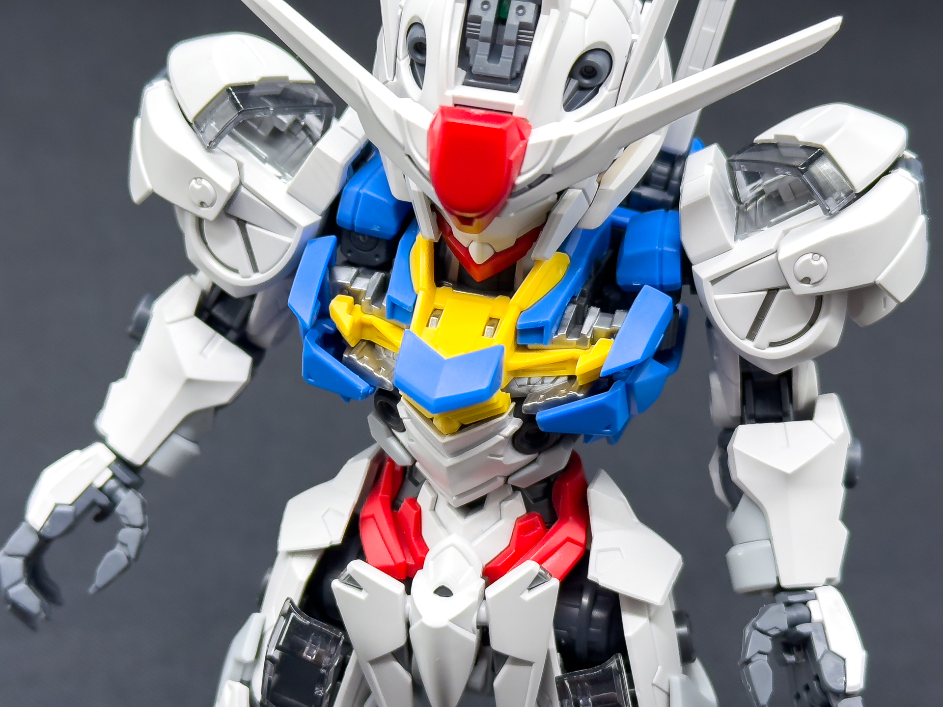 胸部シェルユニット取り外し後は内部にシルバーのフレームが確認できます。