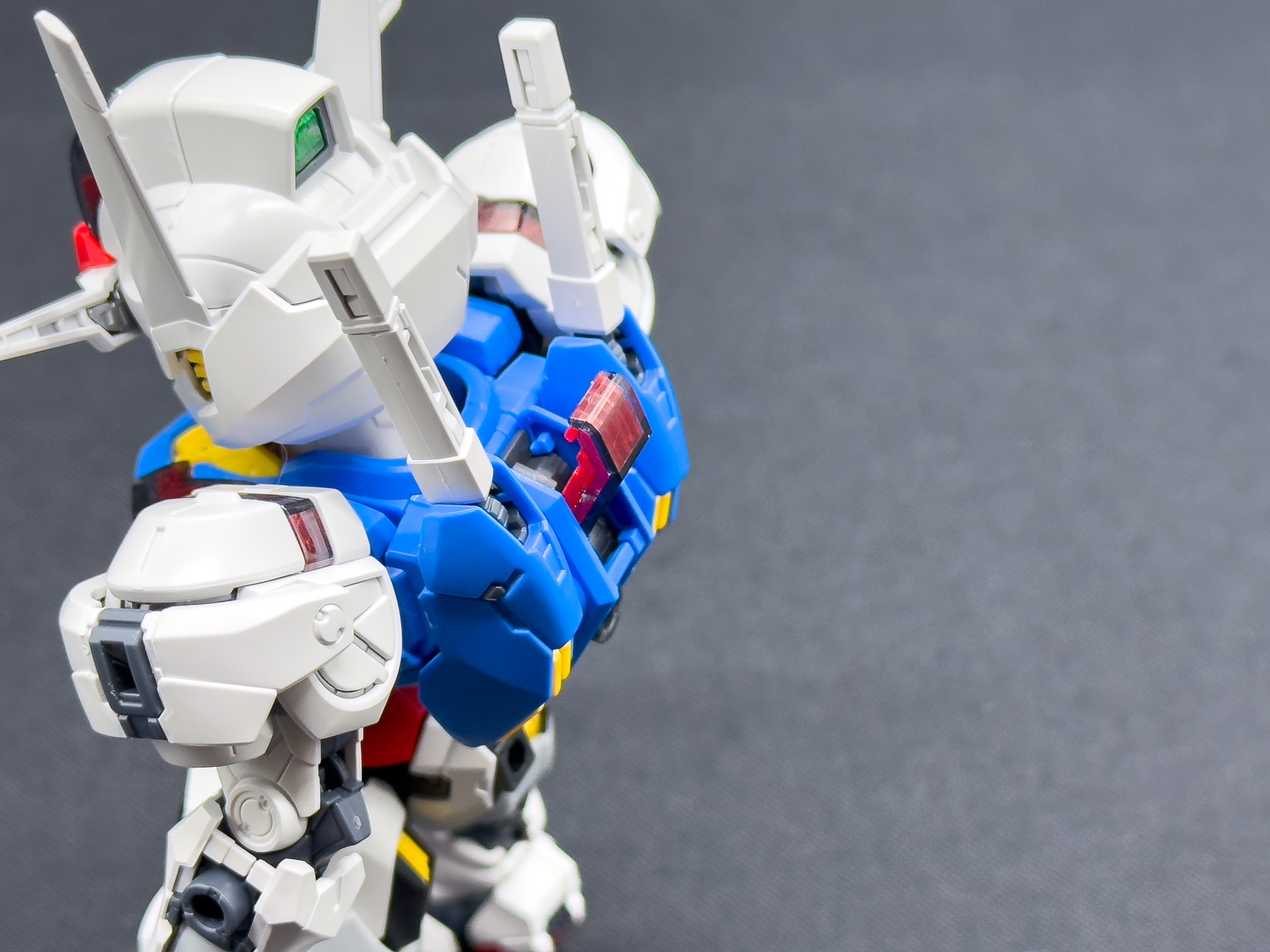 バックパックのクリアパーツはスライドさせることで展開させます。