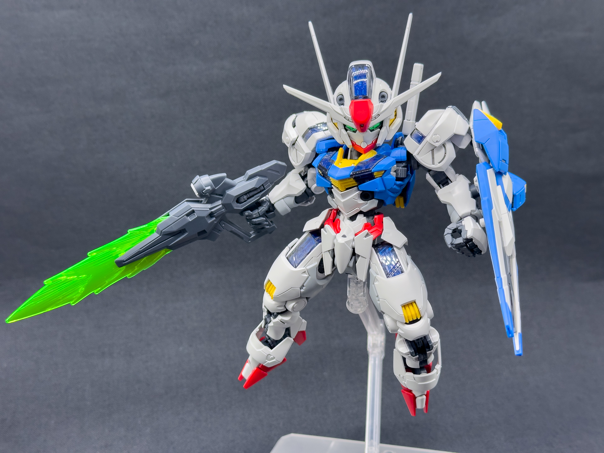 ビームブレイドを展開したポージング。エフェクトパーツのサイズはHGと同じですが、MGSDではより迫力ある造形となります。