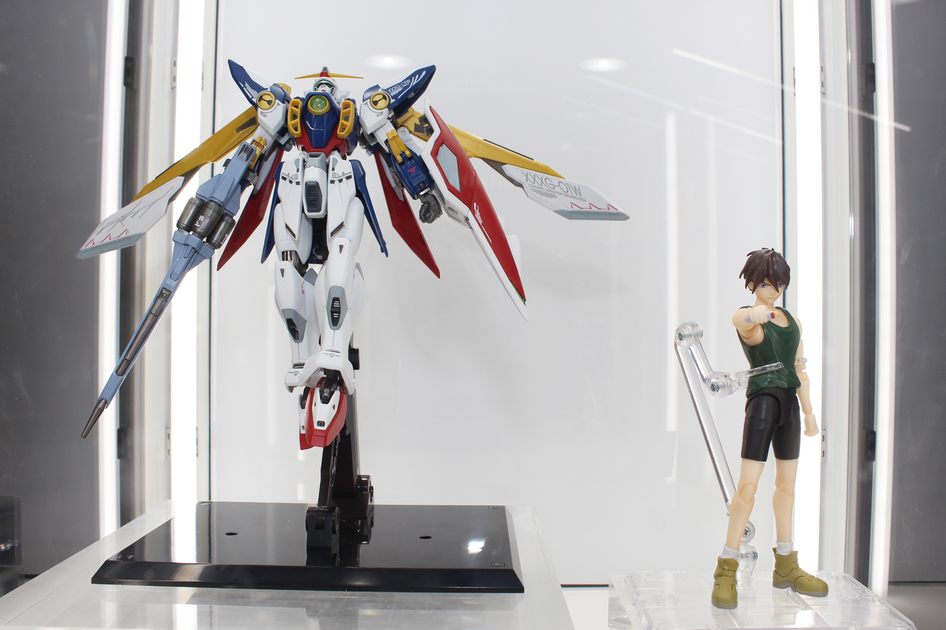 左から「METAL ROBOT魂 ＜SIDE MS＞ ウイングガンダム」、「S.H.Figuarts ヒイロ・ユイ」
