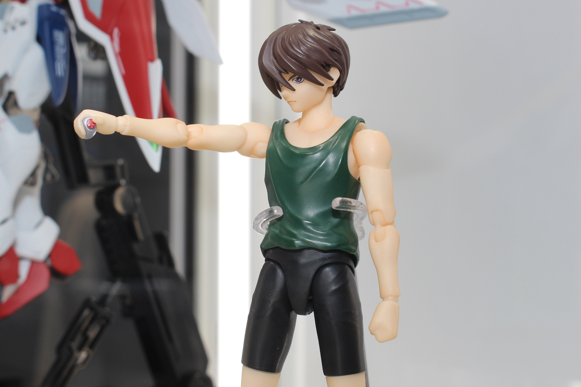 爆破スイッチ、包帯を巻いた脚・腕、拳銃などのパーツが付属する。表情パーツは4種類を用意