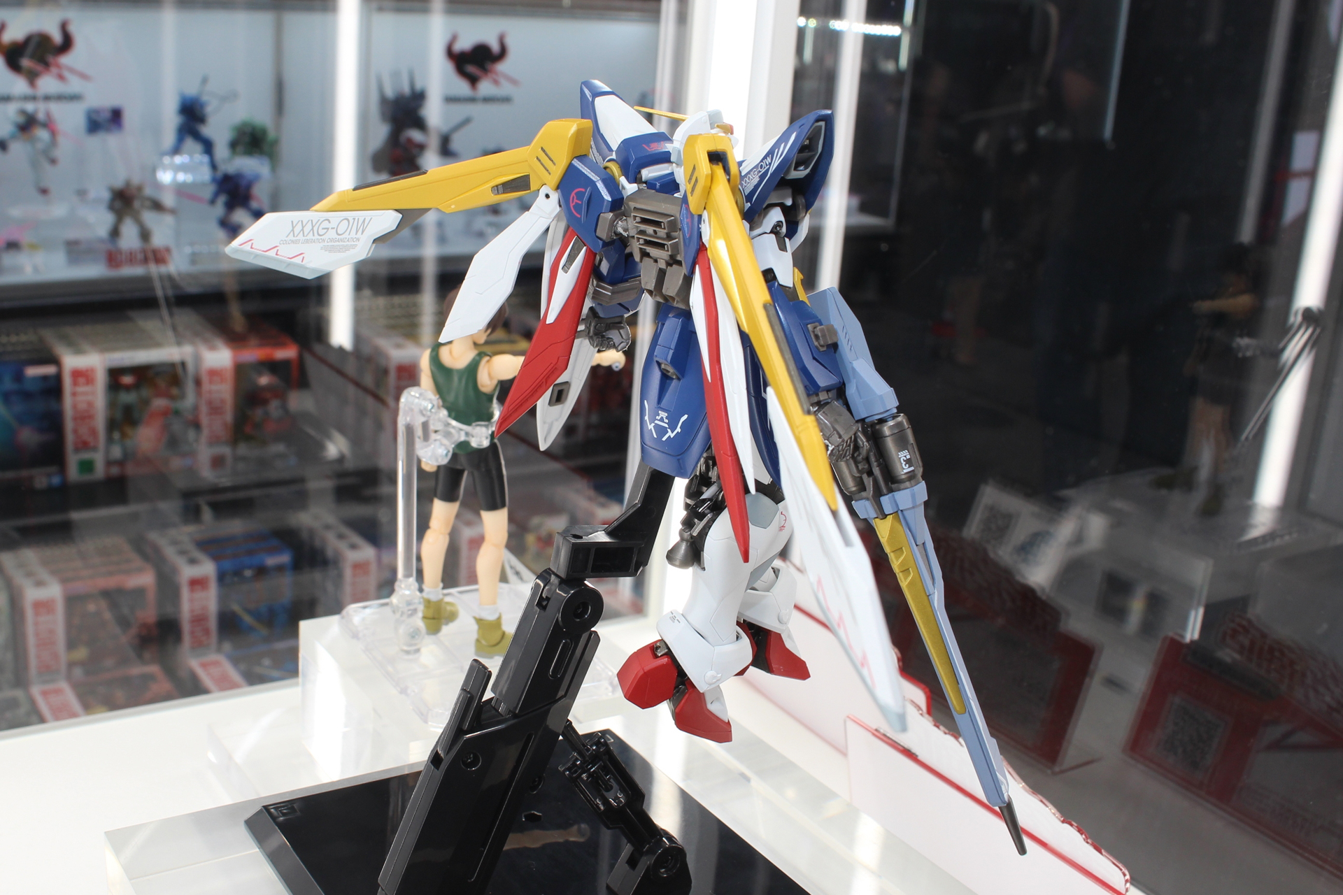 関節部を中心にダイキャストパーツを内蔵。フィギュアとしての可動や変形を実現する