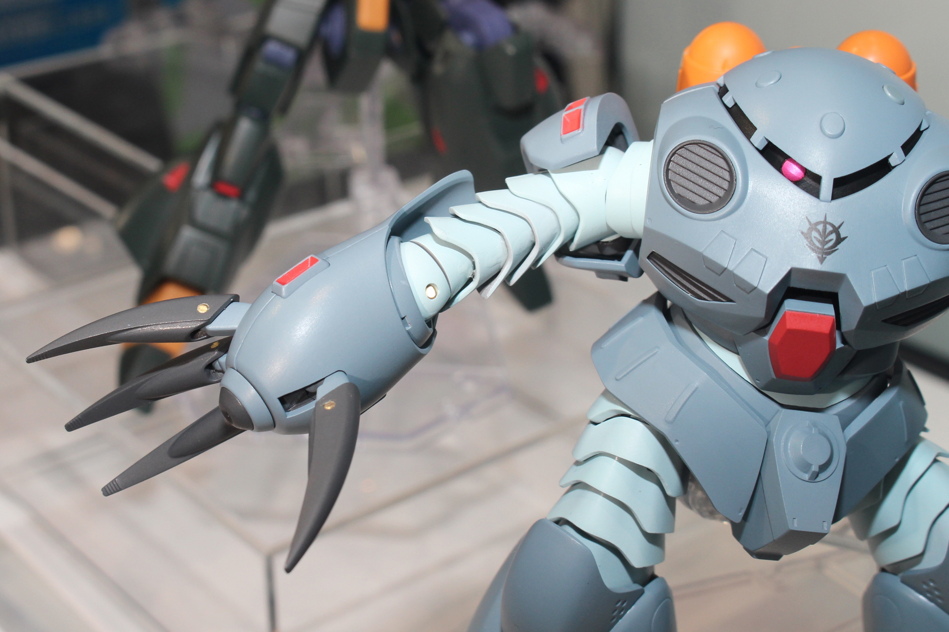 可動式のバイス・クロウ。別売りの「ROBOT魂 ＜SIDE MS＞ ハイゴッグ」に付属するメガ粒子砲発射エフェクトも使用可能だ