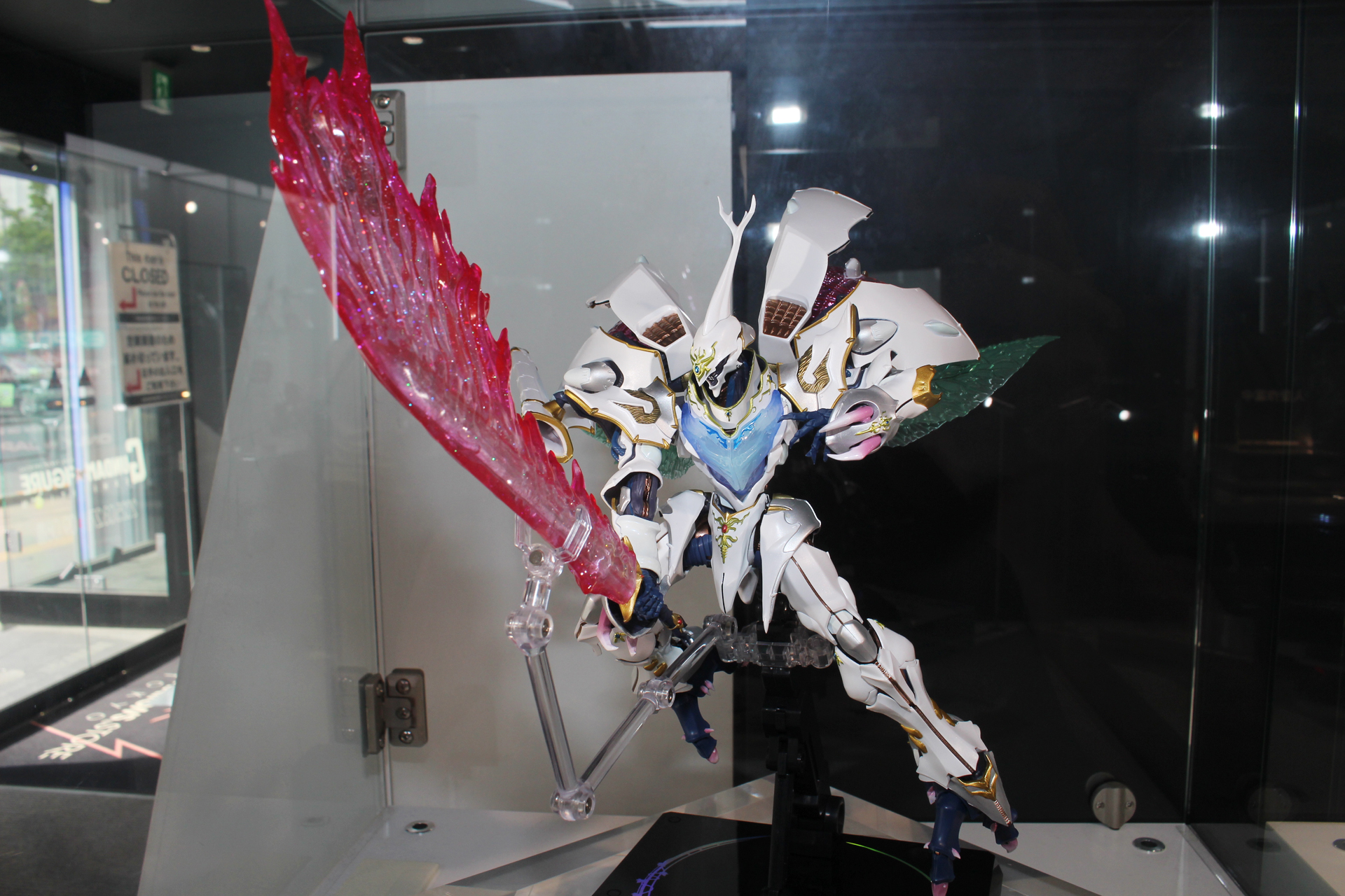 「METAL BUILD DRAGON SCALE サーバイン（白き秘宝）」。12月発送予定。価格は38,500円。プレミアムバンダイ販売商品
