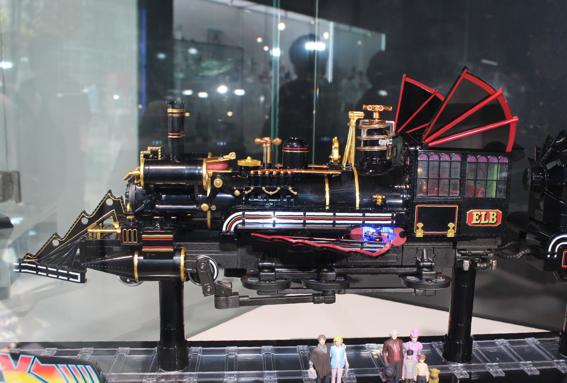 線路走行時と飛行時を一部パーツ差し替えで変形可能。これは飛行時の形態