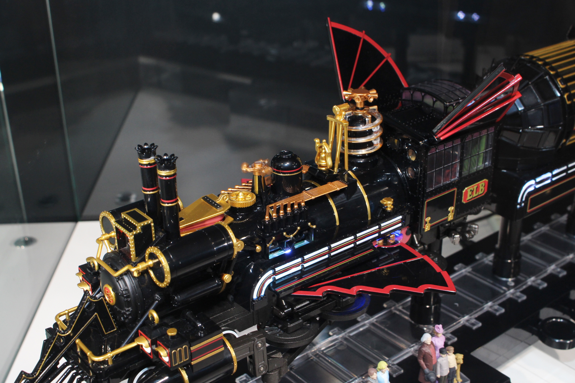 機関車上部のメカはディテールを再現するだけでなく、劇中通りに可動。動輪は変形時のみ回転する