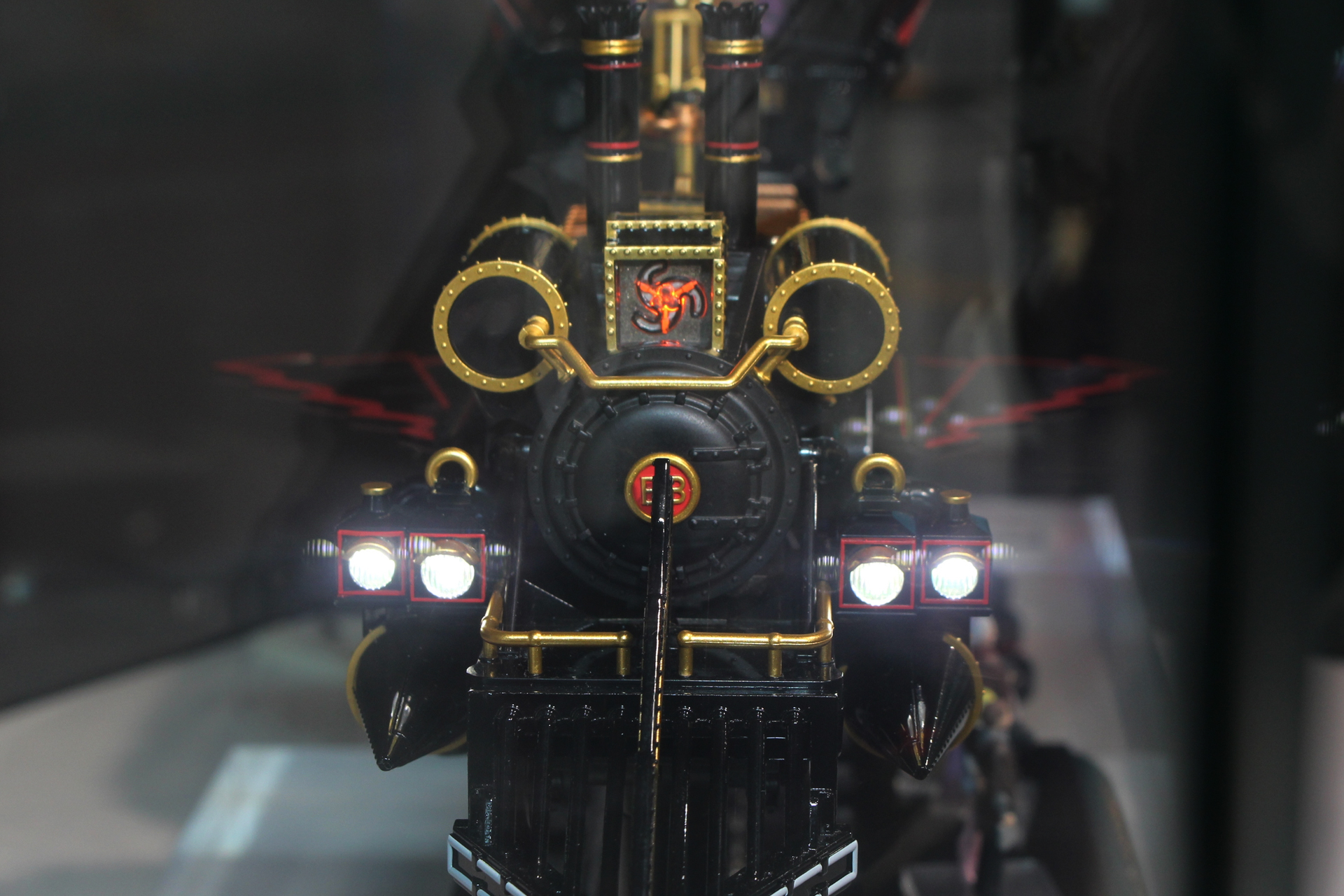 前照灯、前面の次元転移装置、サイドのライン、車体裏とテンダーのノズルなどが発光、点滅する