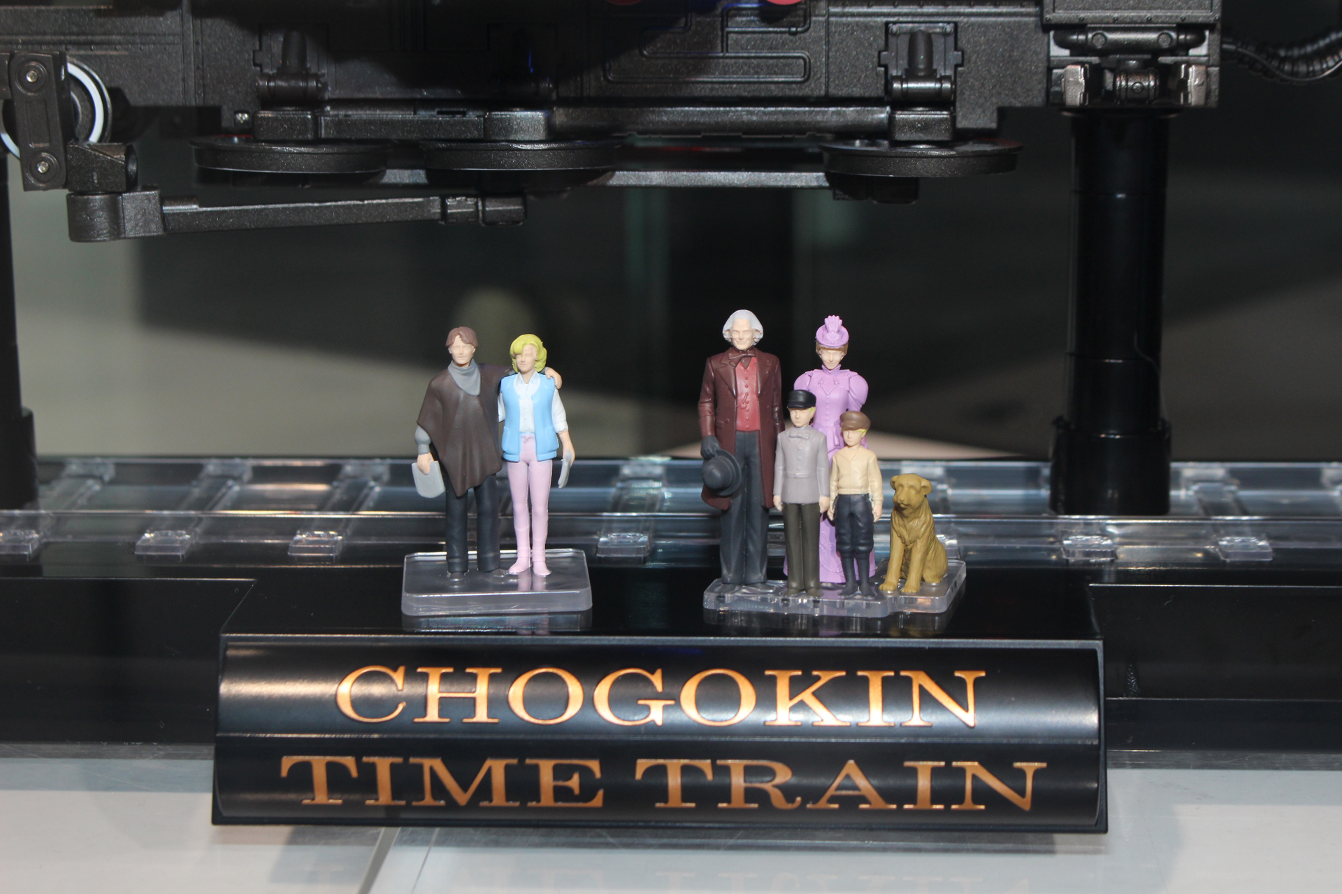 タイトルロゴをあしらった台座と、該当シーンに登場したキャラクターのフィギュアが付属