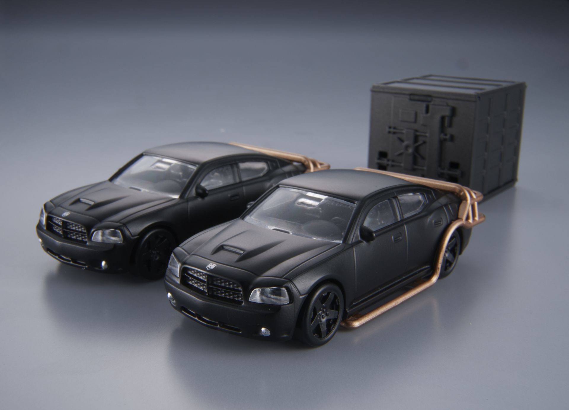 「ダッジ・チャージャー」を2台集めると、劇中の「金庫をひく2台のダッジ・チャージャー」を再現できる