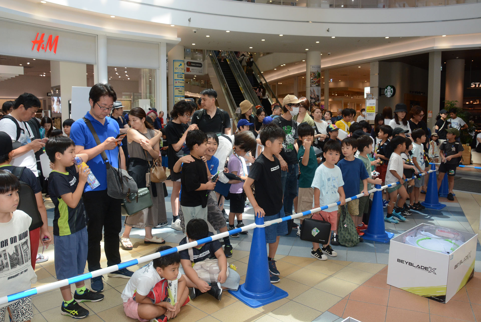 ぐいぐいとバーを押す子供達。試合に向けるエネルギーに圧倒される