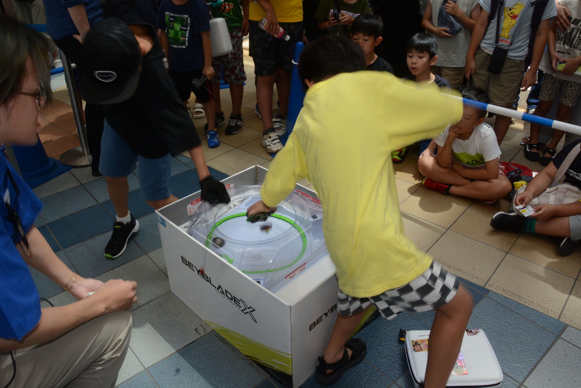 子供達のシュートフォームはダイナミックだ。シュートした後ベイを見守る視線も熱い