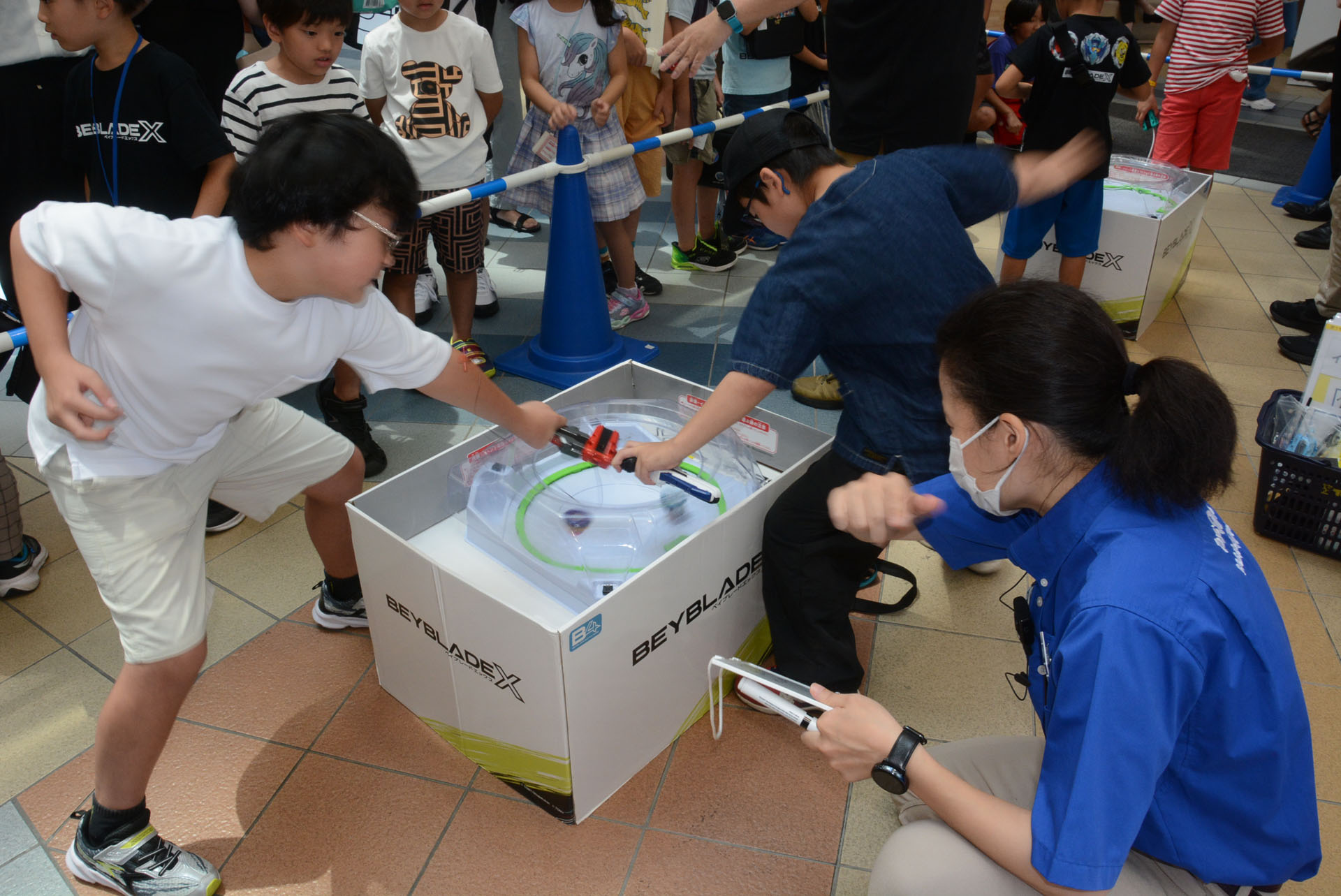 子供達のシュートフォームはダイナミックだ。シュートした後ベイを見守る視線も熱い