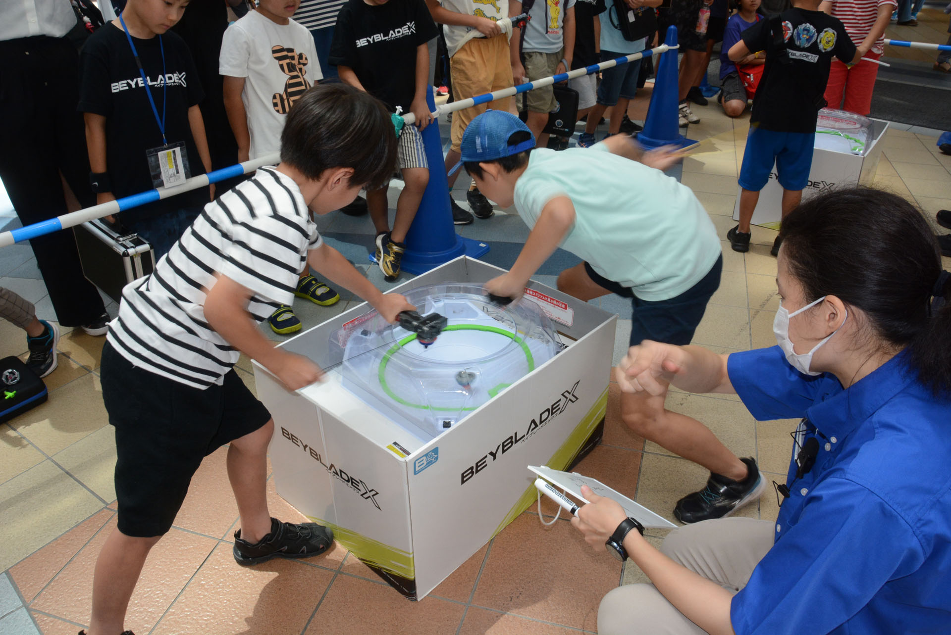 子供達のシュートフォームはダイナミックだ。シュートした後ベイを見守る視線も熱い