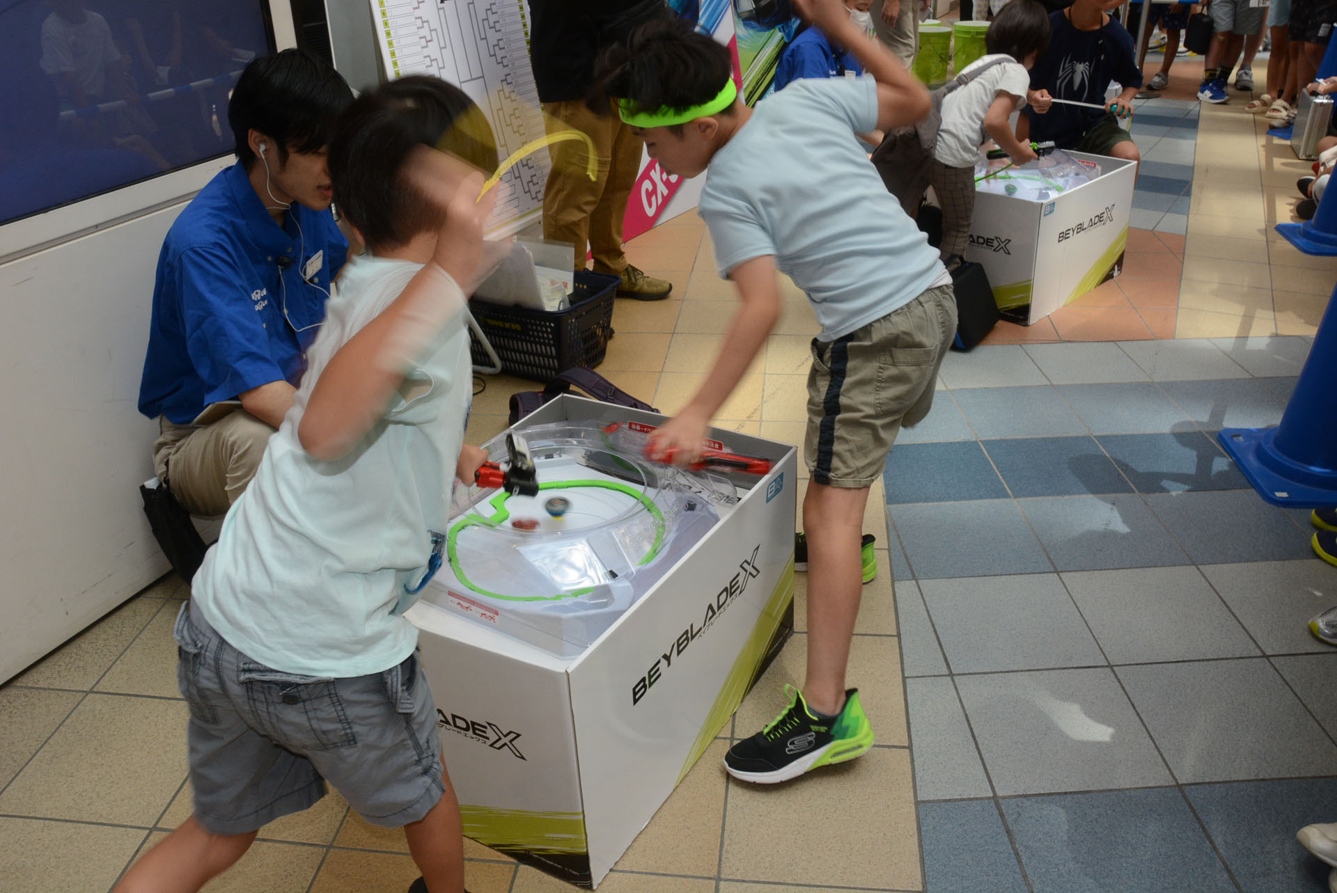 子供達のシュートフォームはダイナミックだ。シュートした後ベイを見守る視線も熱い