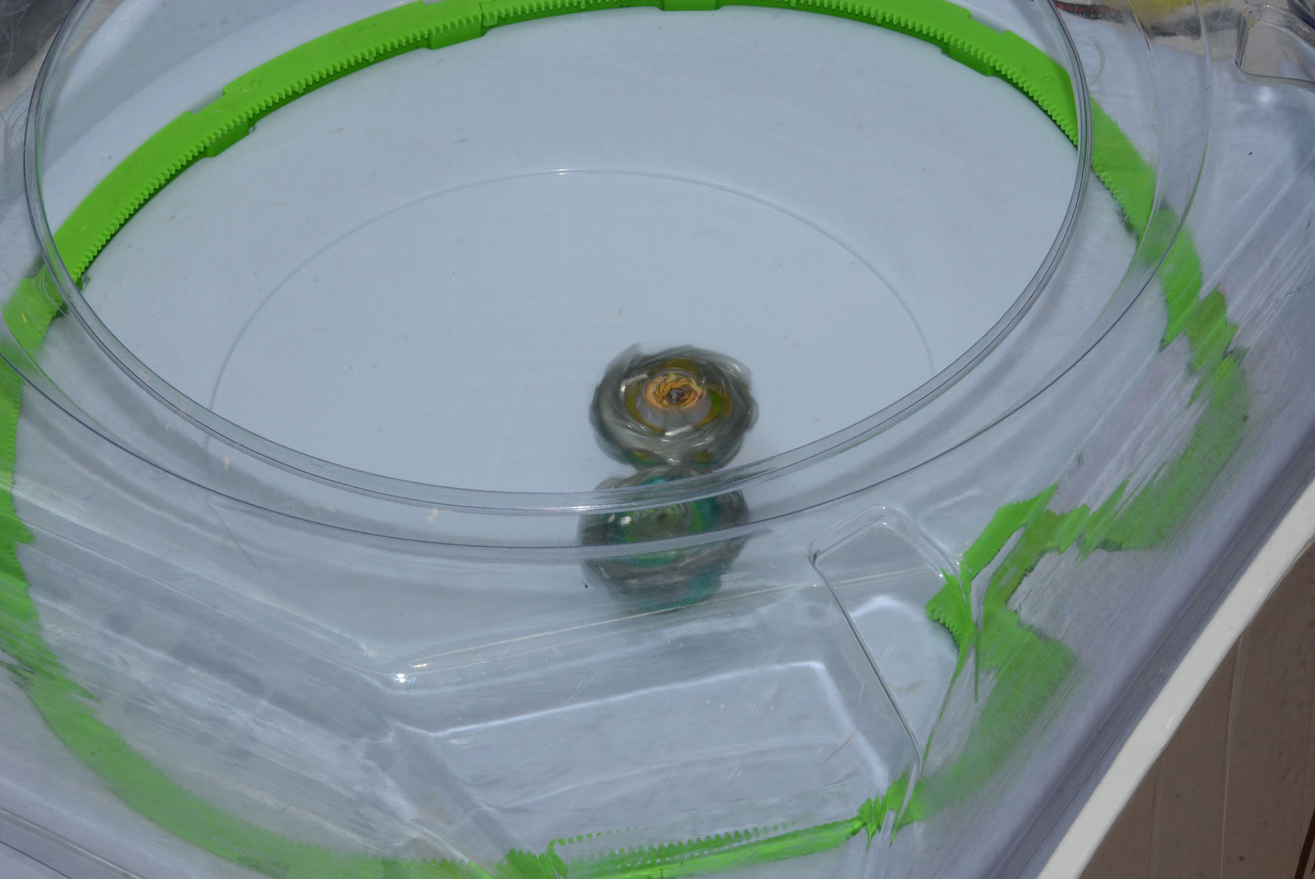 ベイブレードの面白さは金属製のブレードを持つベイ同市が激しくぶつかるところにある。バランス型の耐久度の高さや、攻撃型の相手を吹っ飛ばす力など知識が深まるとさらに観戦が楽しくなる