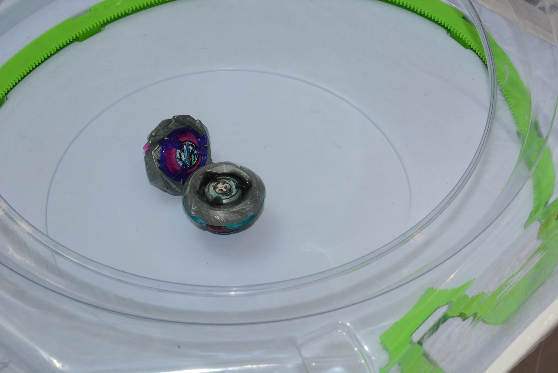 ベイブレードの面白さは金属製のブレードを持つベイ同市が激しくぶつかるところにある。バランス型の耐久度の高さや、攻撃型の相手を吹っ飛ばす力など知識が深まるとさらに観戦が楽しくなる