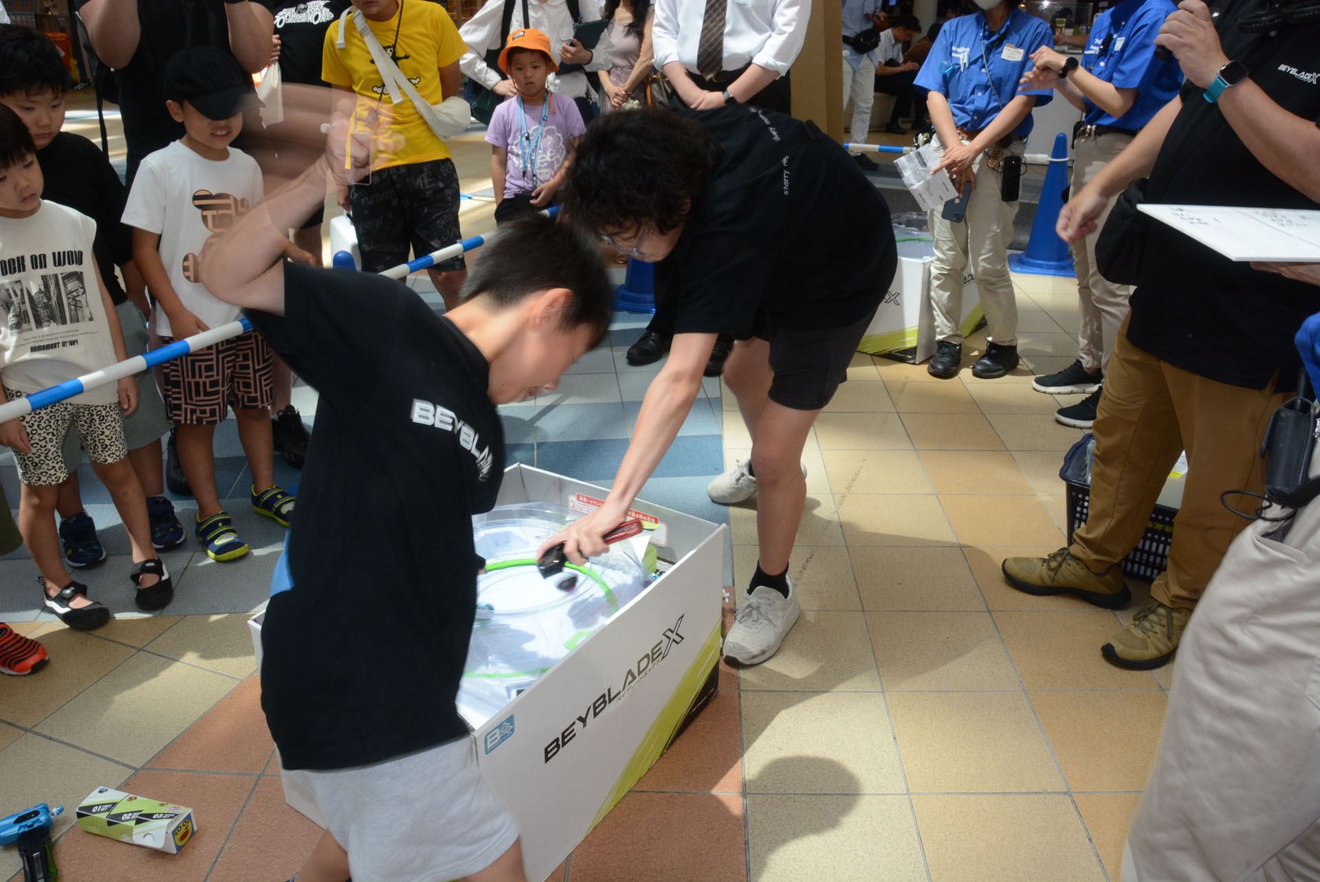 JET選手(奥)とSR選手(手前)による決勝戦