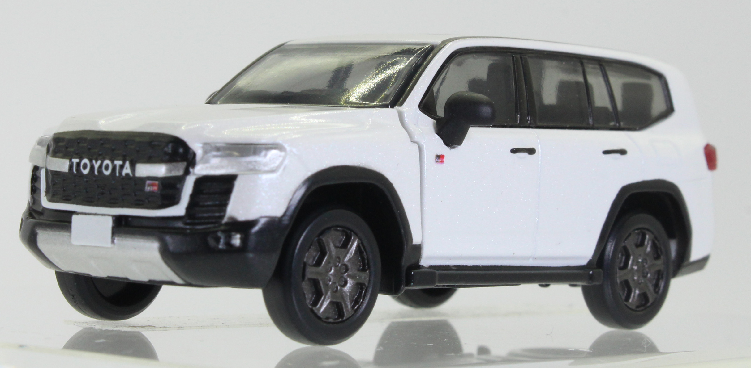 車体本体は新規造形。各所のロゴの彩色も忠実に再現