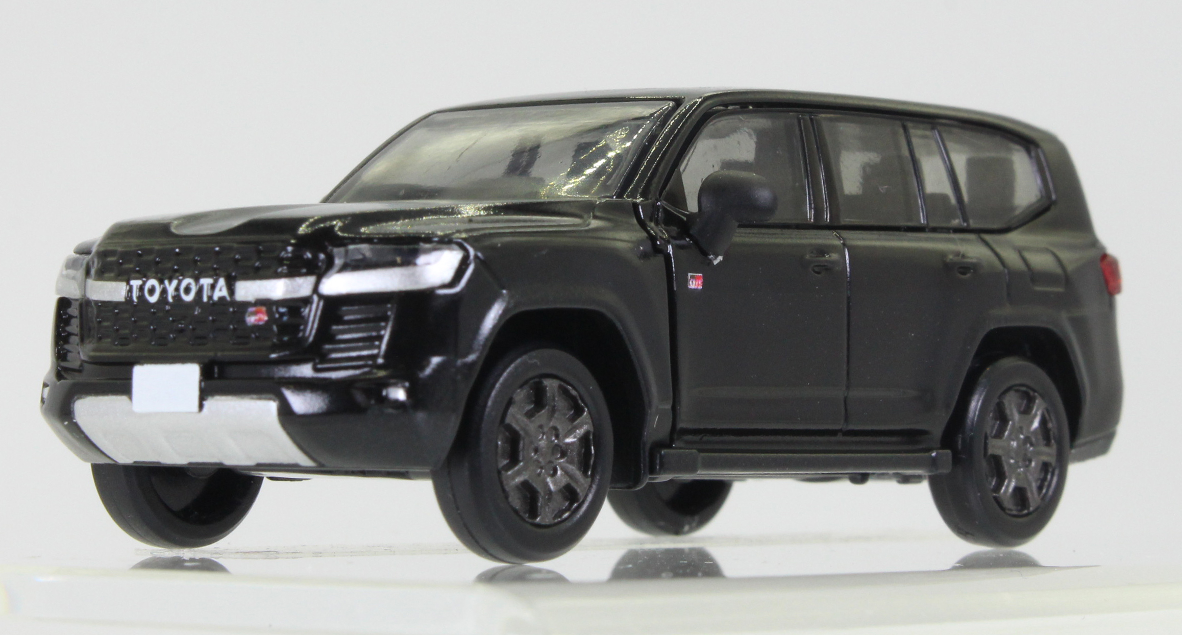 ランドクルーザー定番カラーのブラック。ヘッドライトやGRロゴが引き立つカラーリング