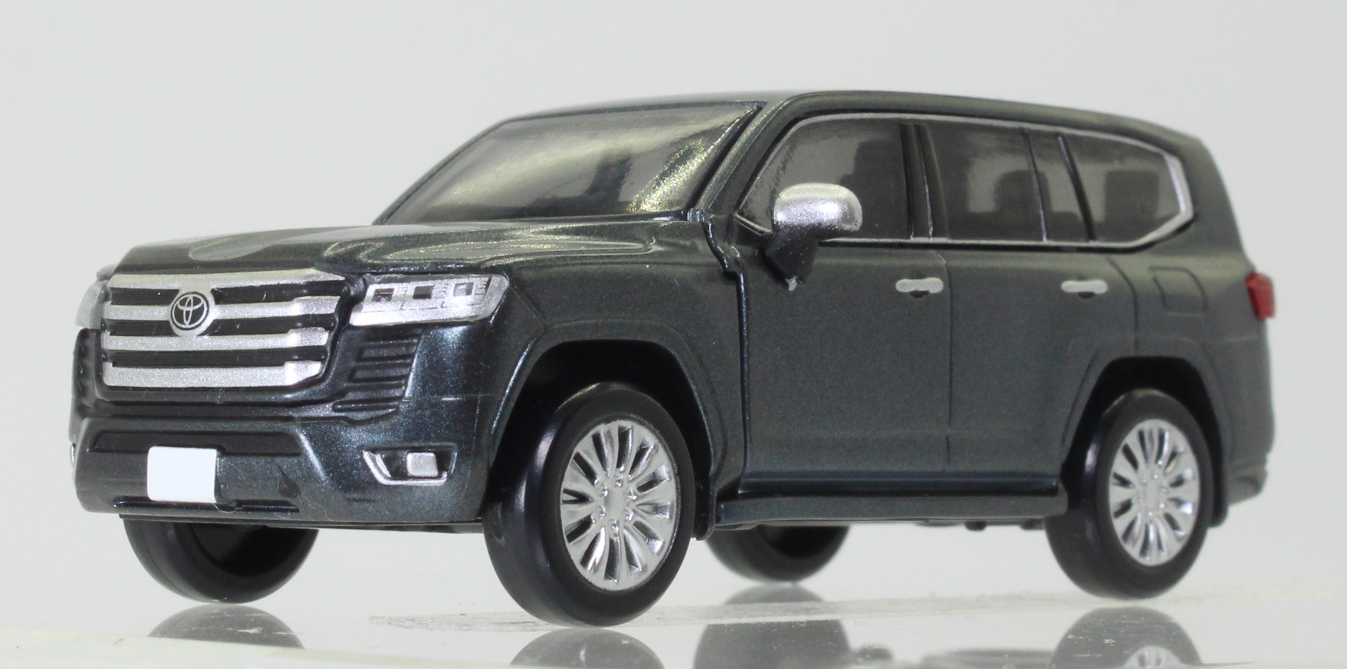 ランドクルーザー300のZXの標準カラーの1種。前回第1弾の「ホビーガチャ ランドクルーザー」と並べても楽しめる