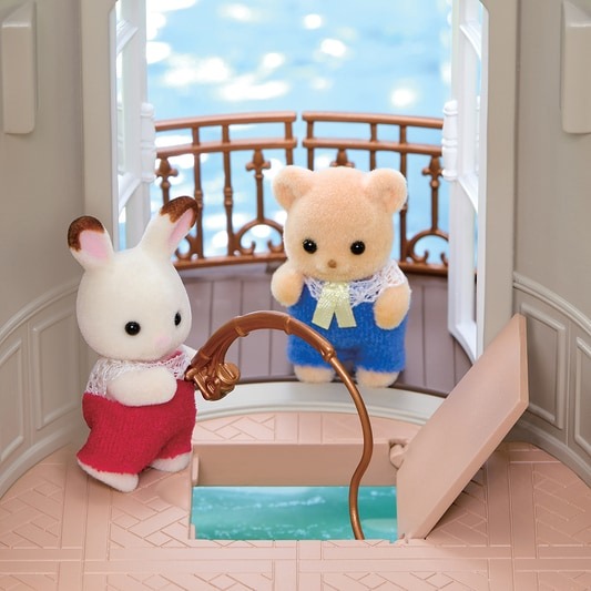 別売りの人形や家具をそろえることで、楽しさは大きく広がる