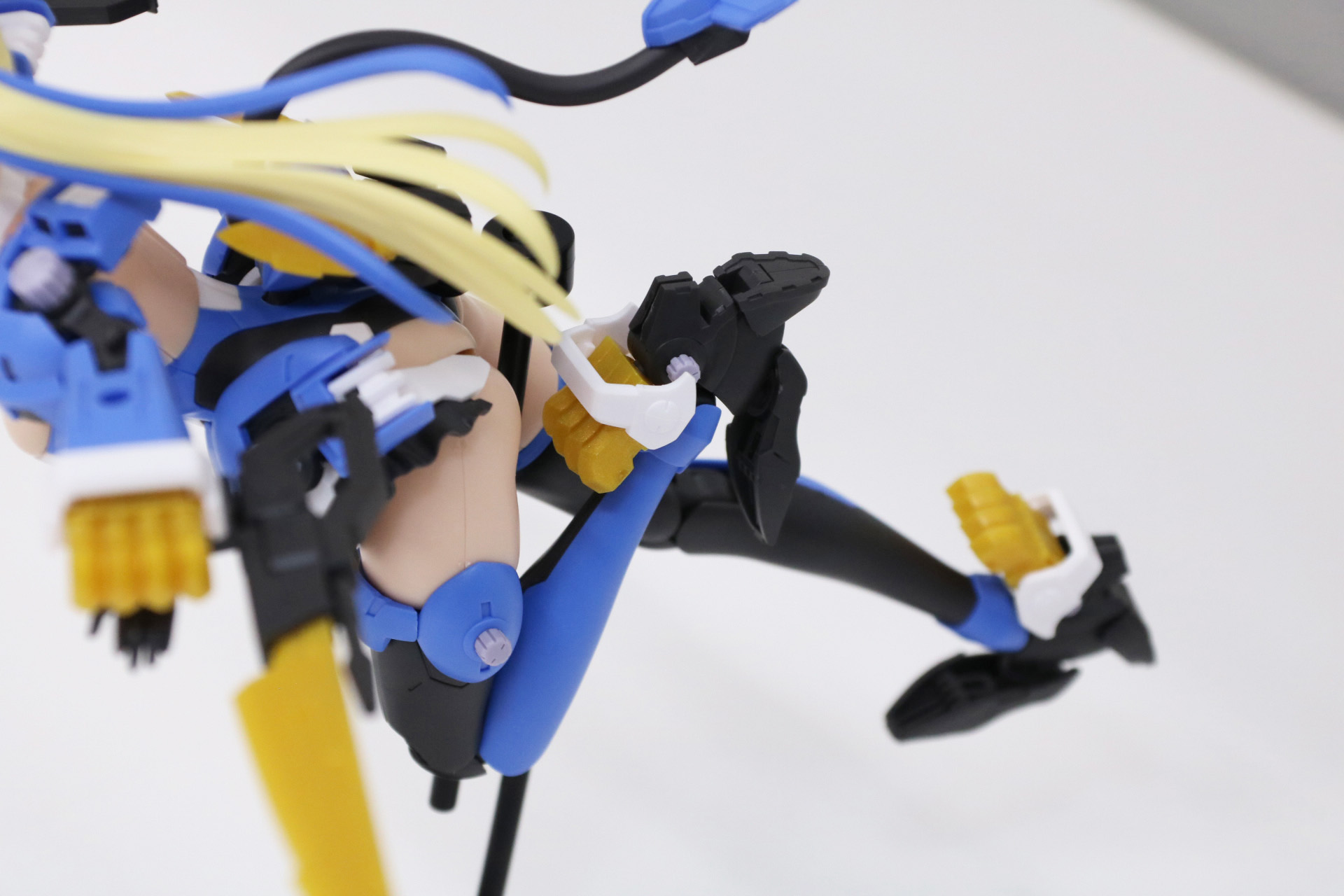 股関節の引き出しによって脚部も大きく可動