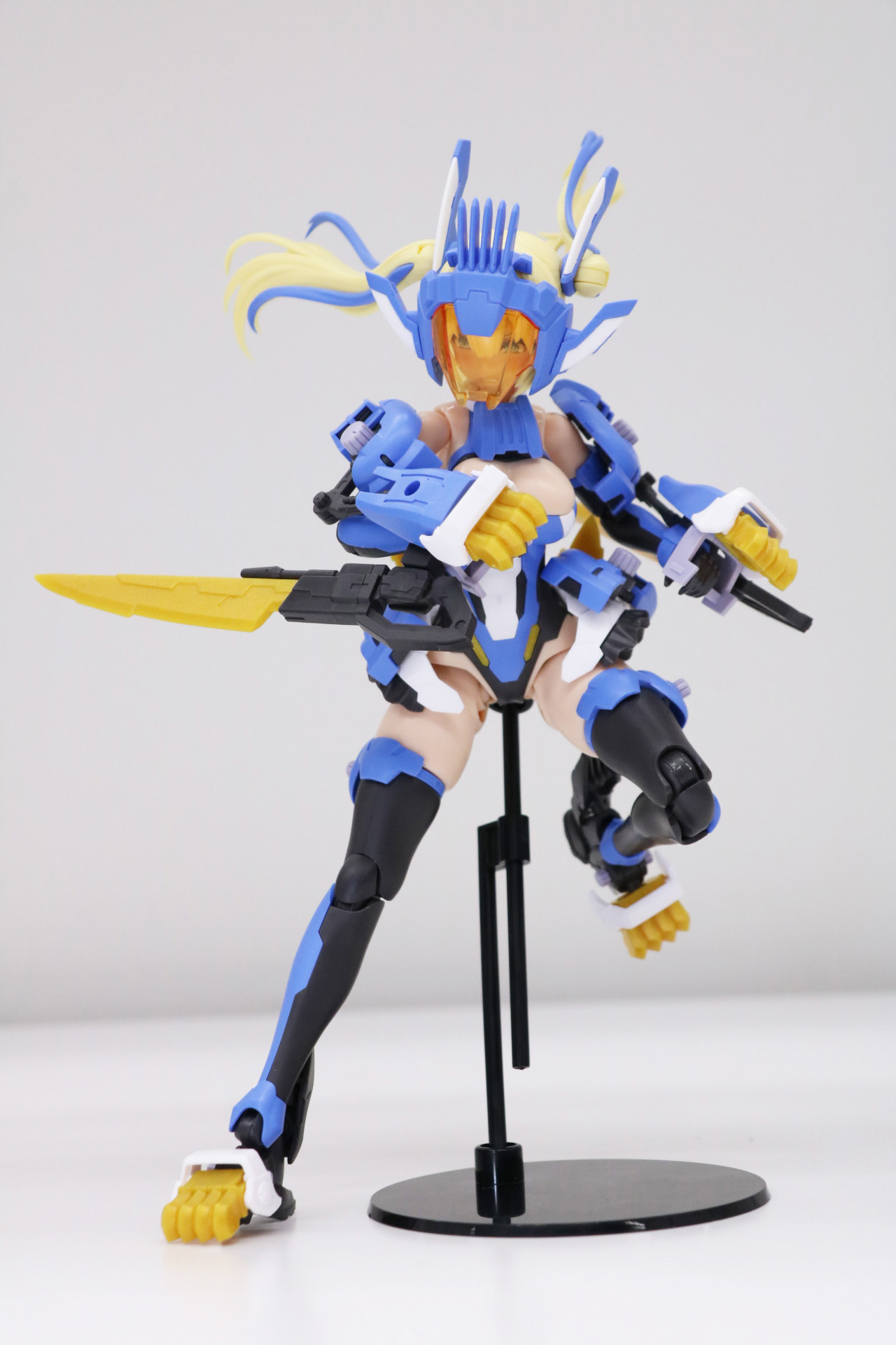 ファボアーマーモード（覚醒）では頭部にマスク、脚部も爪が前に配置される