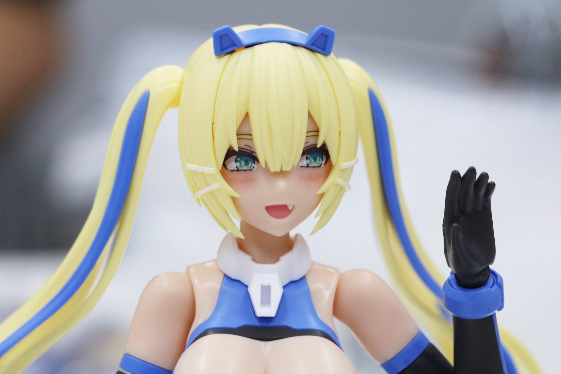 表情パーツには八重歯やヘアピンのデザインなどがライオン型ゾイドの「ブレードライガー」を感じさせる