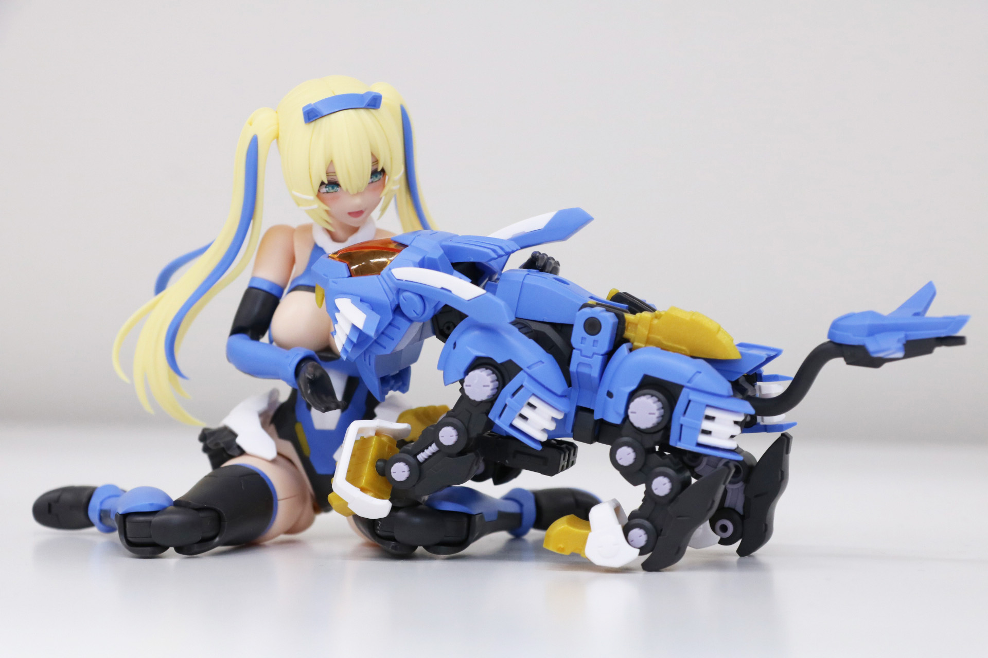 色々なアイデアを経て、人と犬くらいのサイズ感表現となった