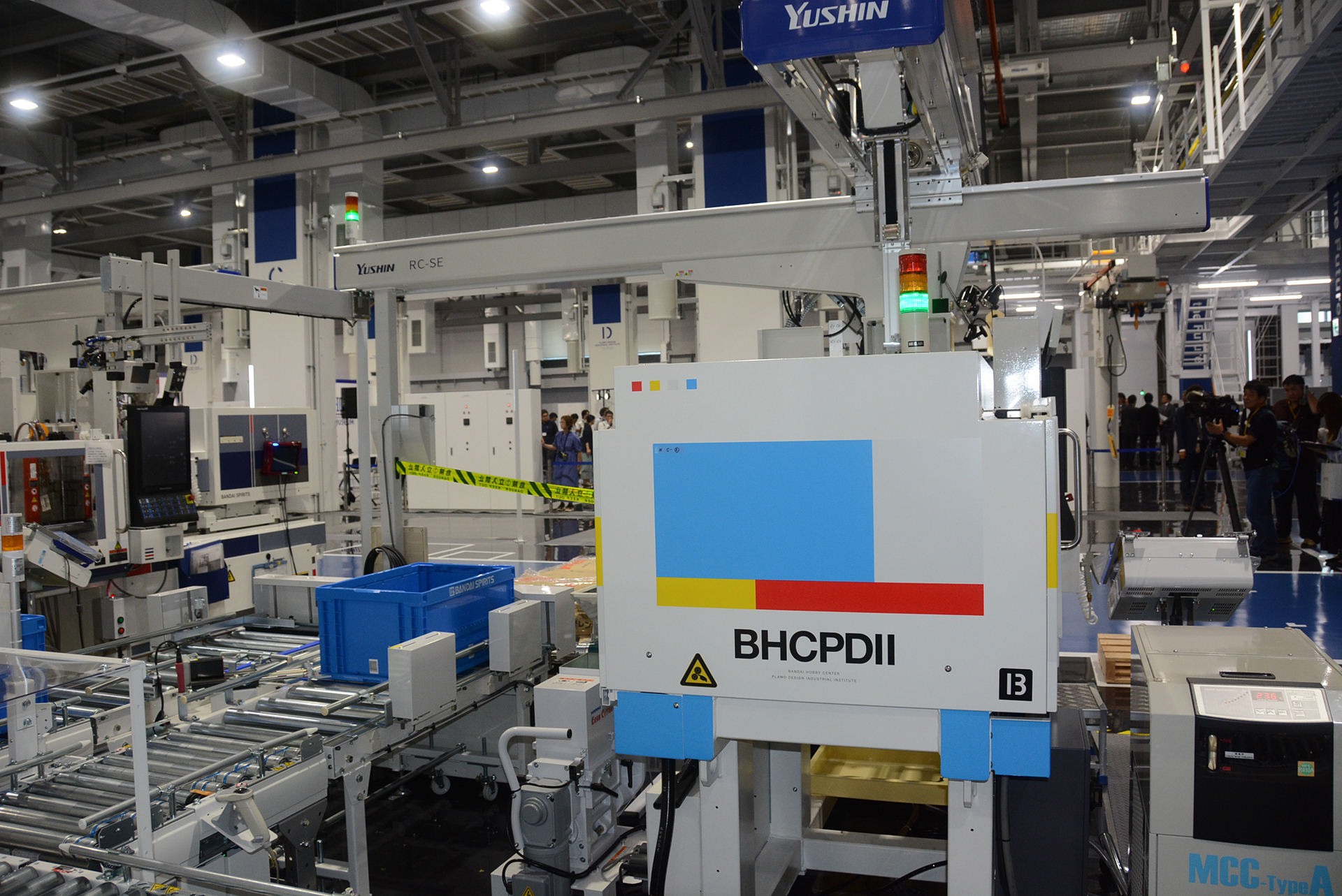 ずらりと並んだ成形機。現在の工場では多色成形機5台、単色成形機32台が稼働している