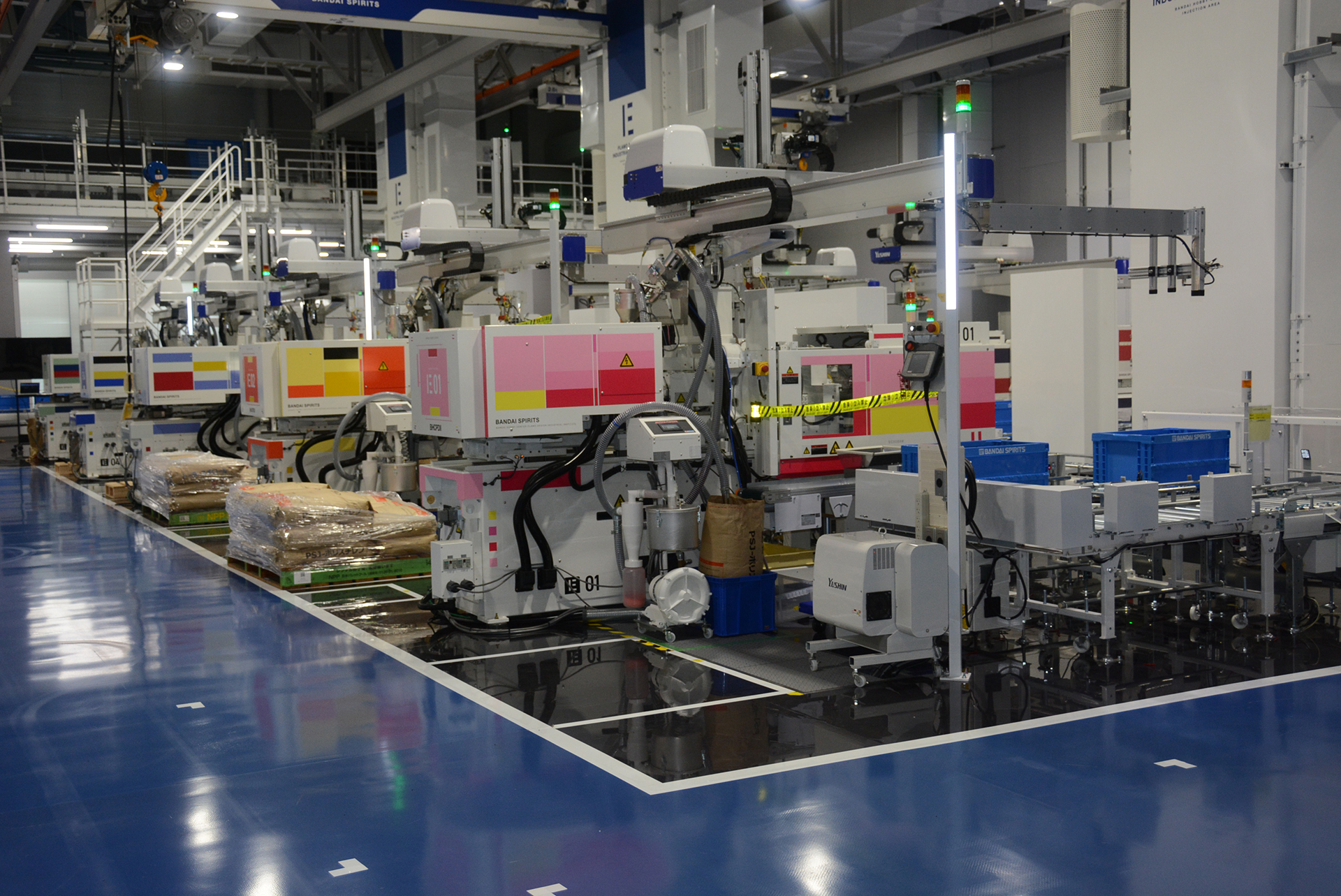 ずらりと並んだ成形機。現在の工場では多色成形機5台、単色成形機32台が稼働している