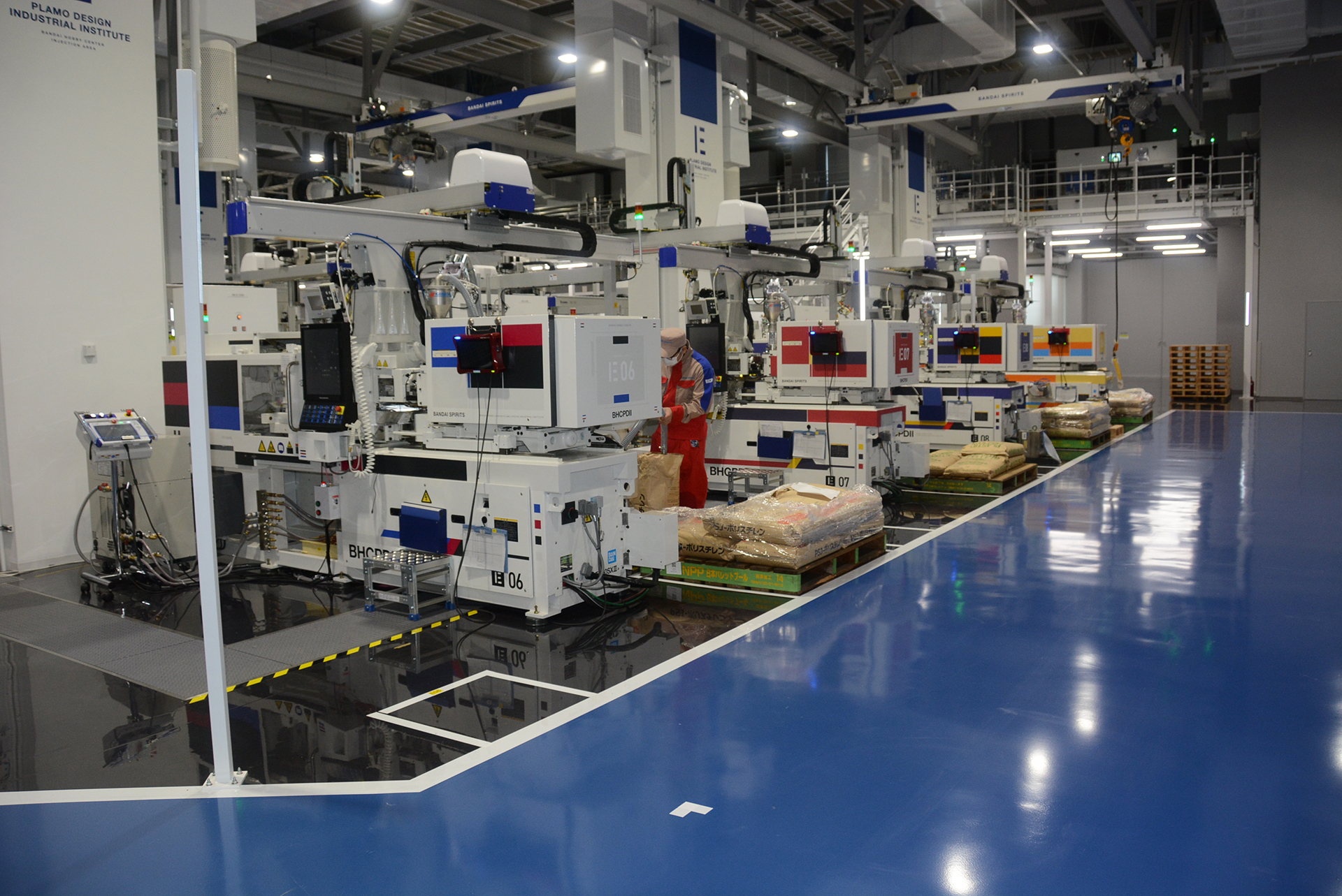 ずらりと並んだ成形機。現在の工場では多色成形機5台、単色成形機32台が稼働している