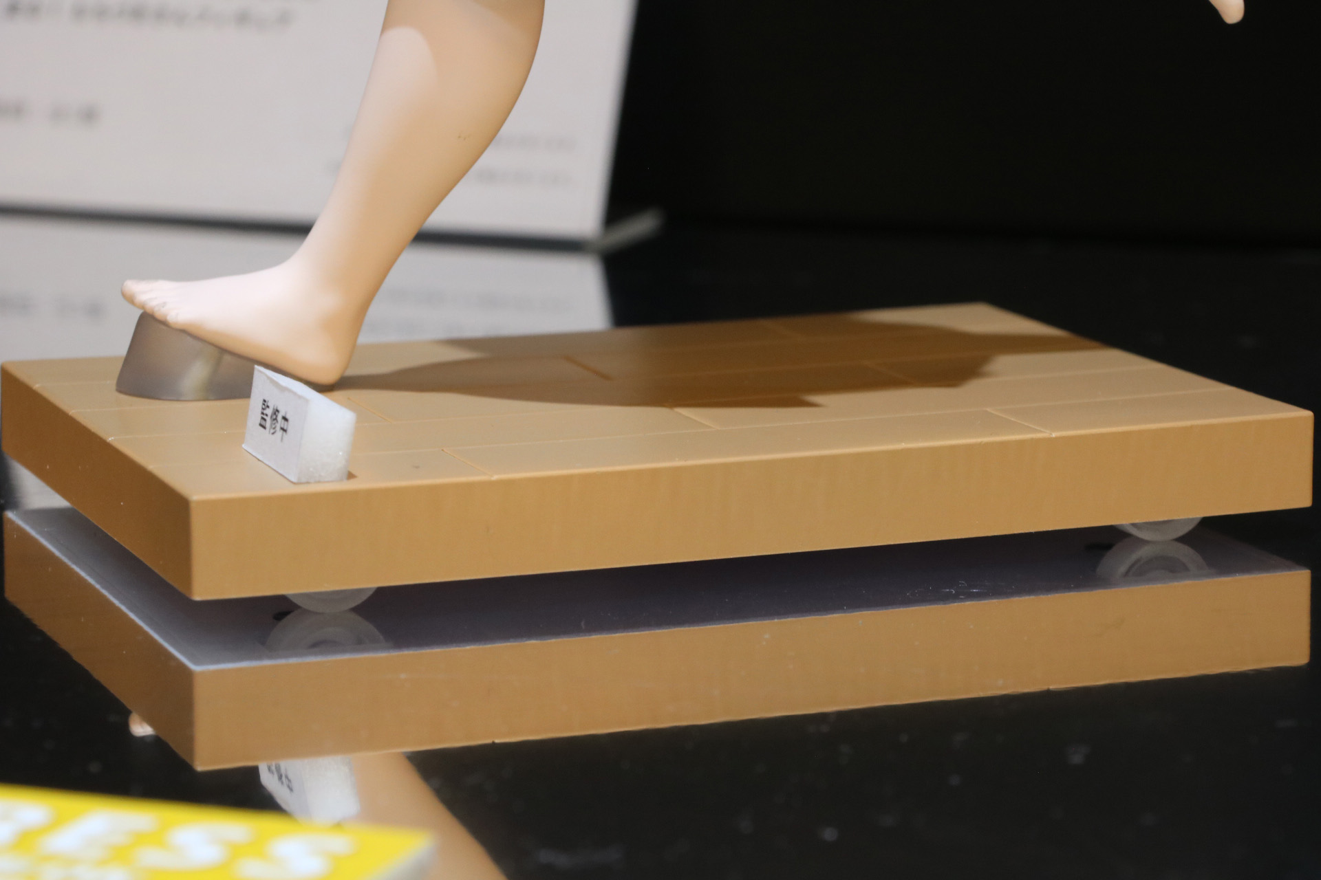 床パーツには車輪が付いており、動かすことができる