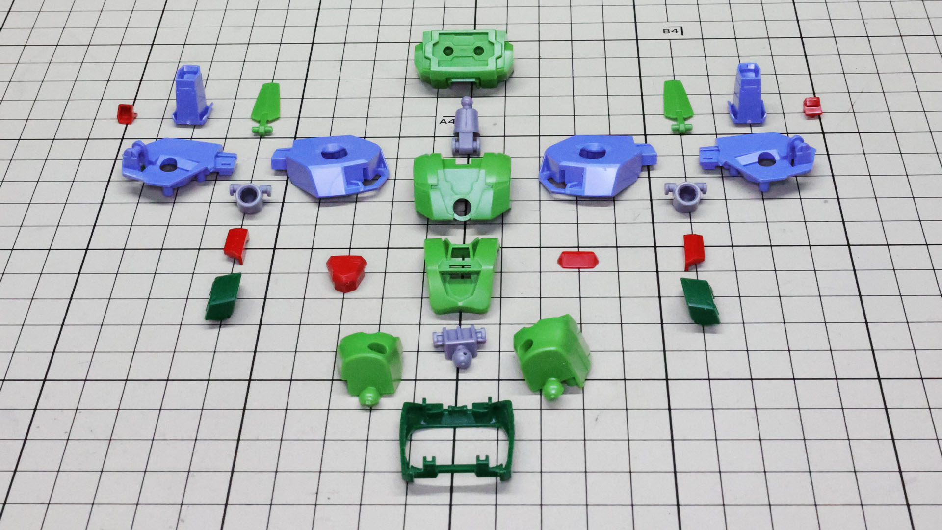 腹部の多軸関節の構造、胸部両脇のミサイル・ポッドが別パーツ化など見どころたくさんの胸部パーツ群