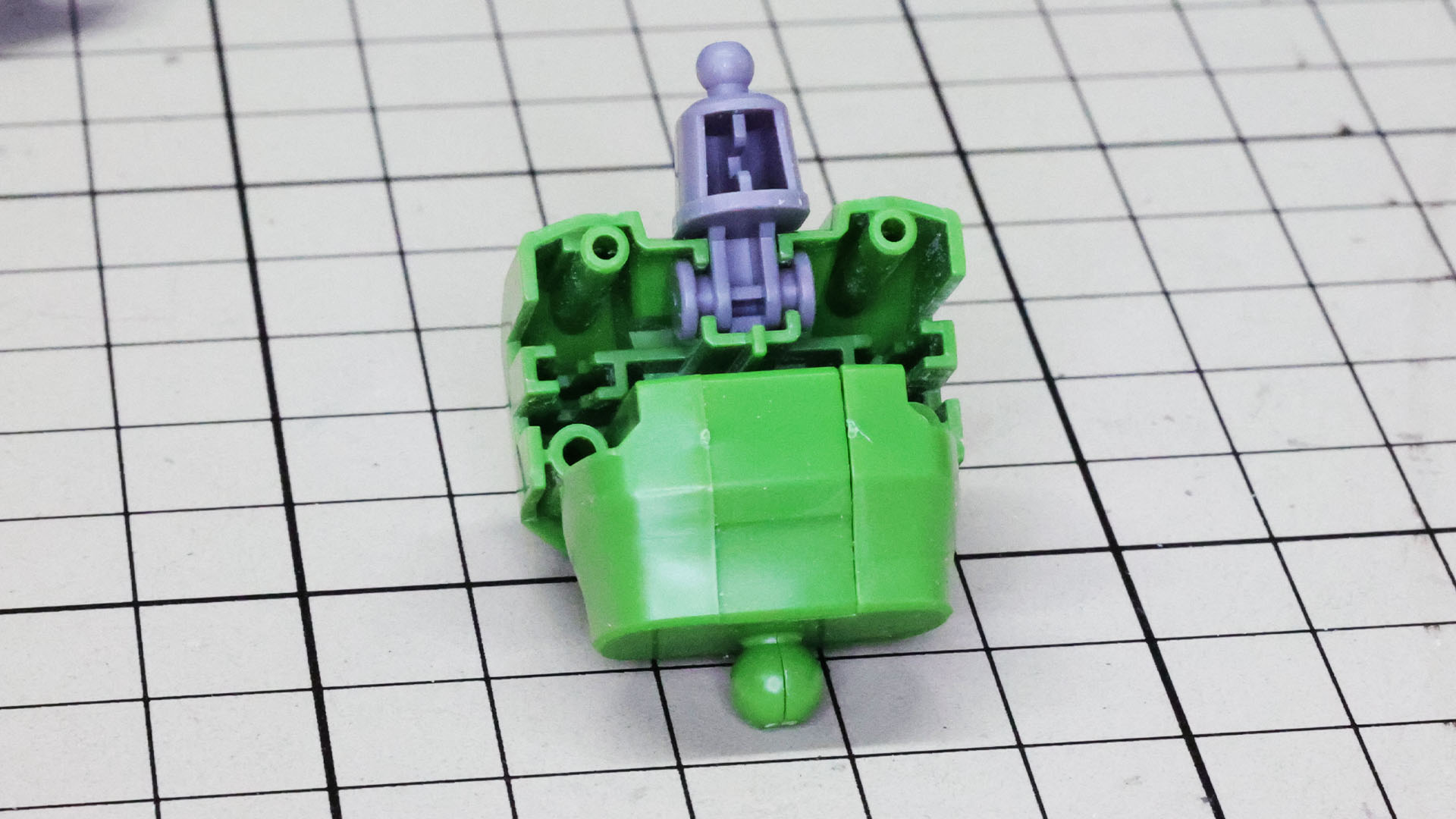 腹部と首部を胸部パーツに組み込みます