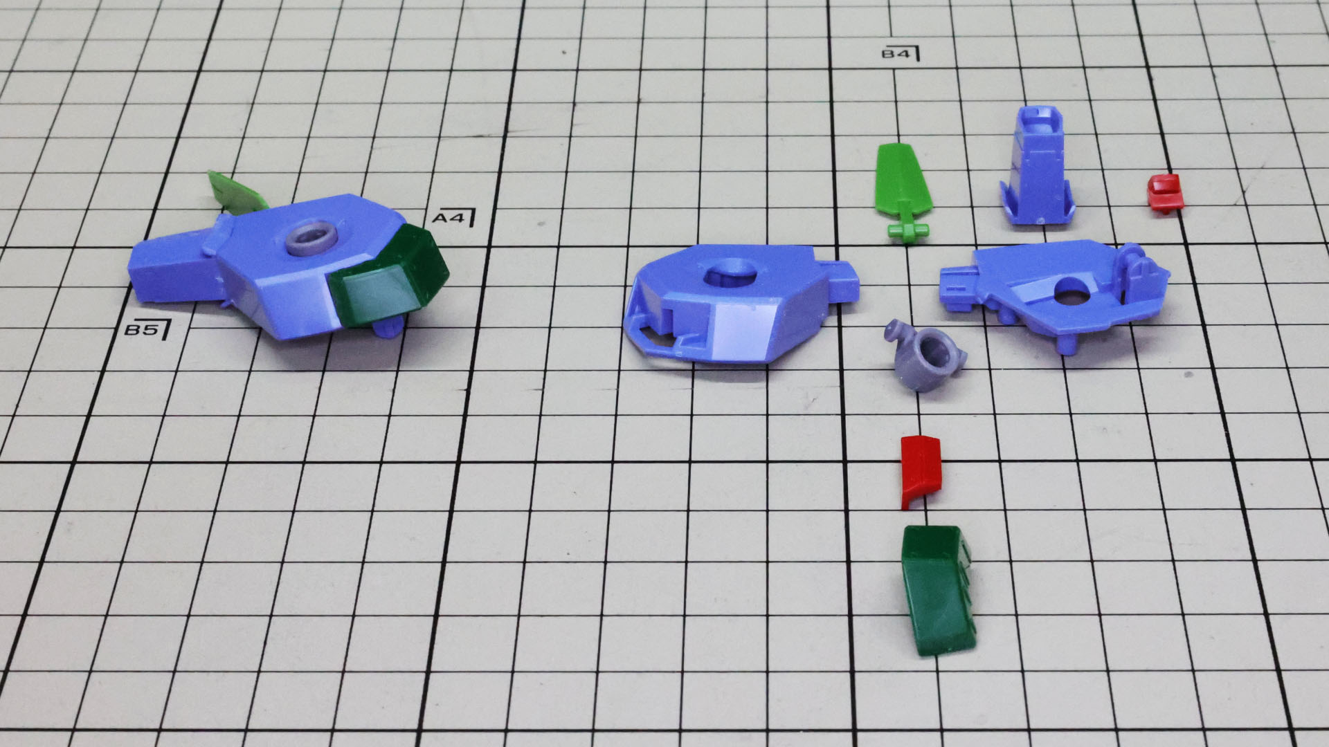 ミサイル・ポッドを組みます。いくつものカラーパーツで構成されます