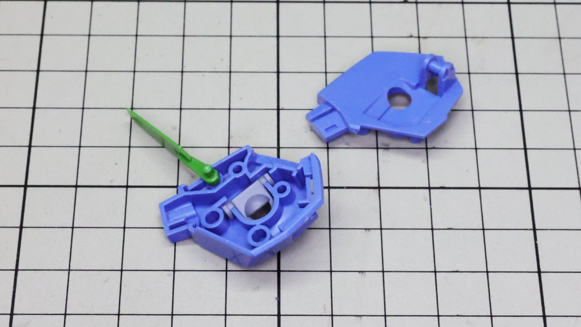 ミサイル・ポッド内には肩関節とフィンを組み込みます