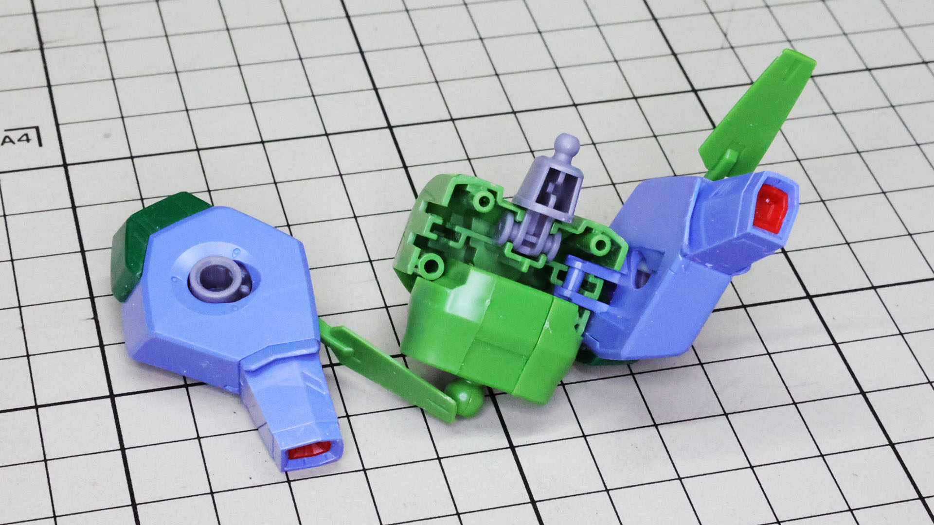 できあがったミサイル・ポッドは胸部内にスイング機構を持っています