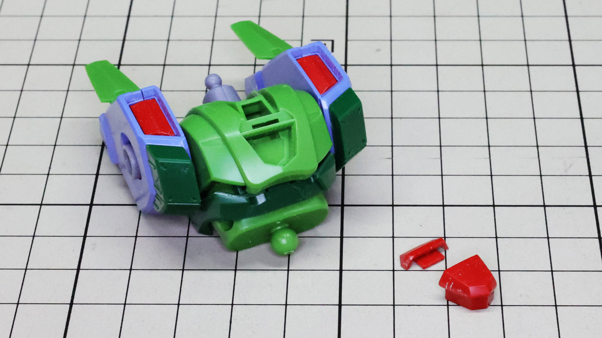 これは嬉しい！コックピット・ハッチは別パーツ化！しかも上下に分離しているので初登場時の未整備状態も再現可能です