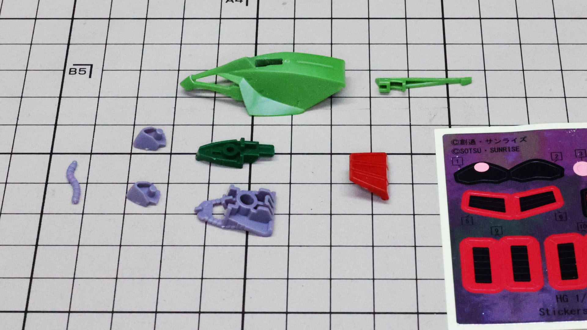 大きなヘルメットが印象的な頭部のパーツ群